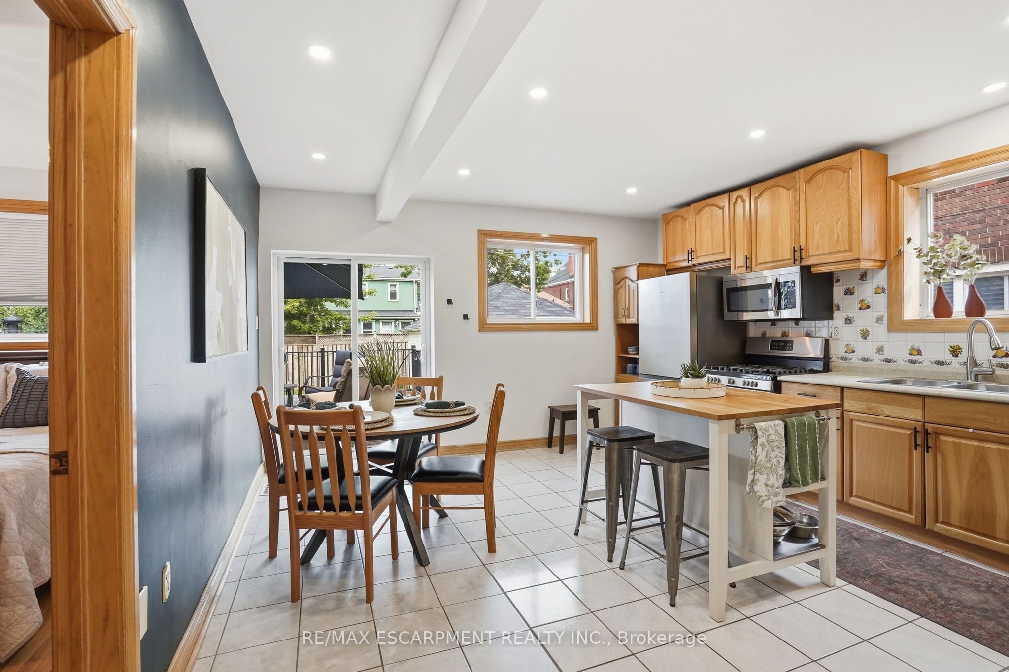 17 Tuxedo Avenue S Property Photo 18