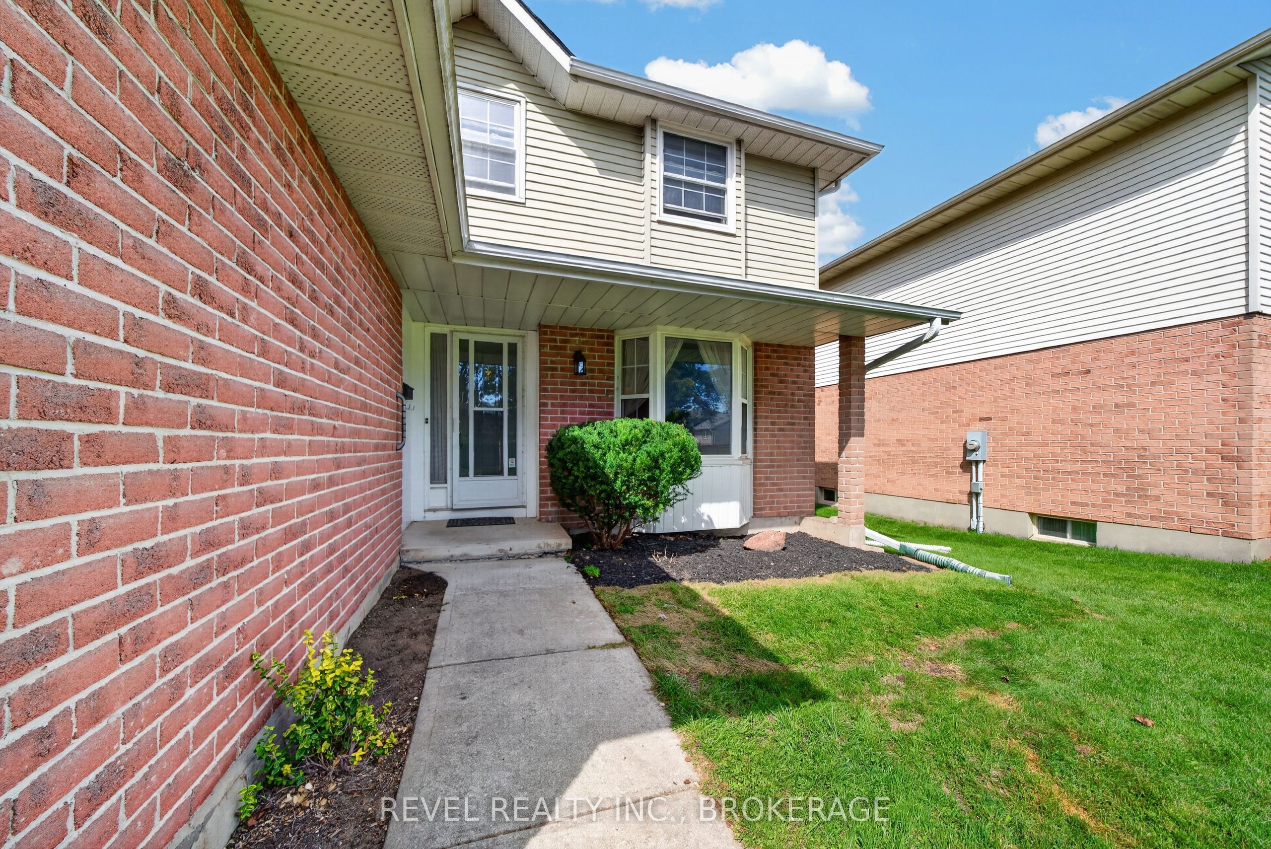 126 Grenadier Drive Property Photo 3