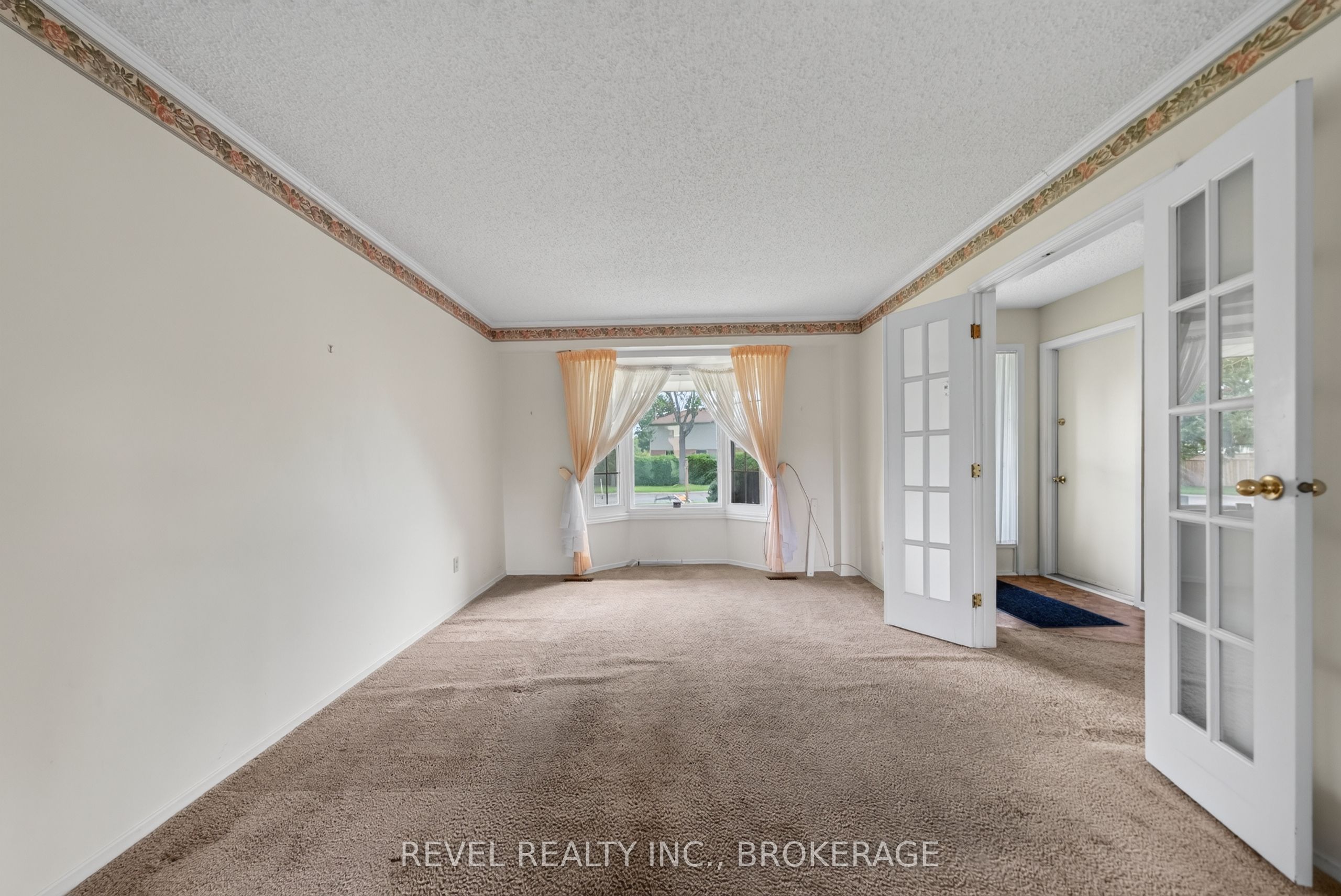 126 Grenadier Drive Property Photo 7