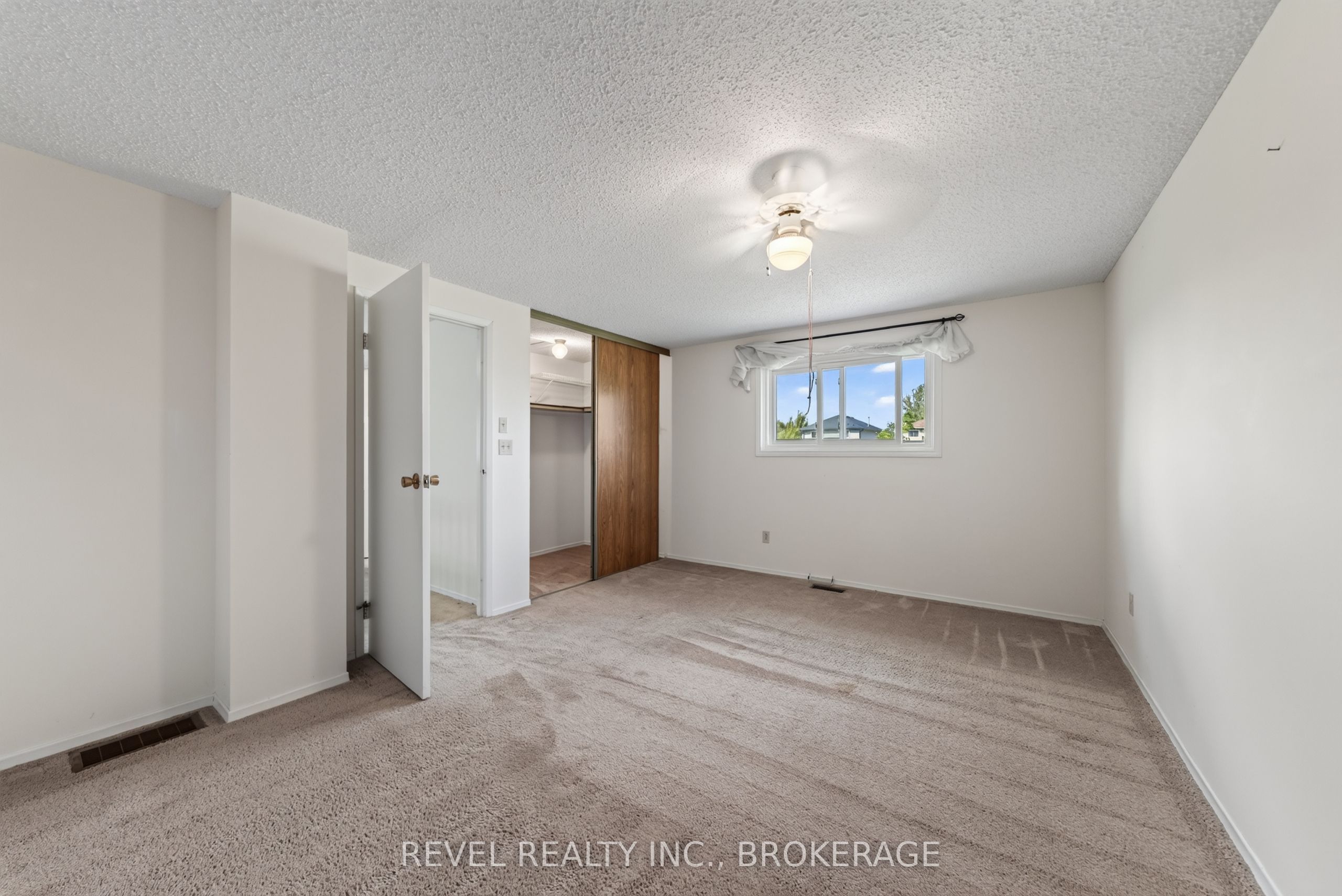 126 Grenadier Drive Property Photo 22