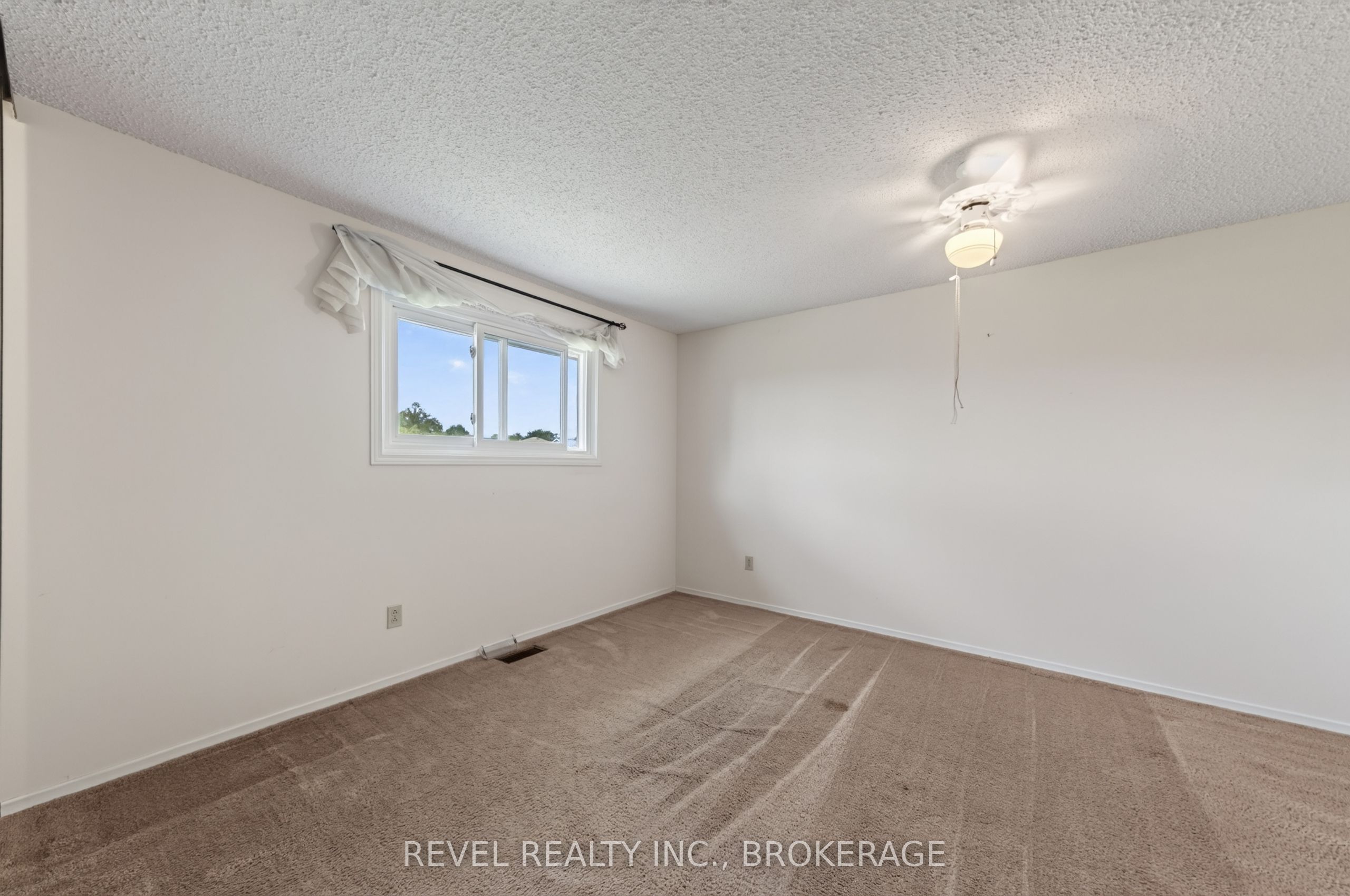 126 Grenadier Drive Property Photo 28