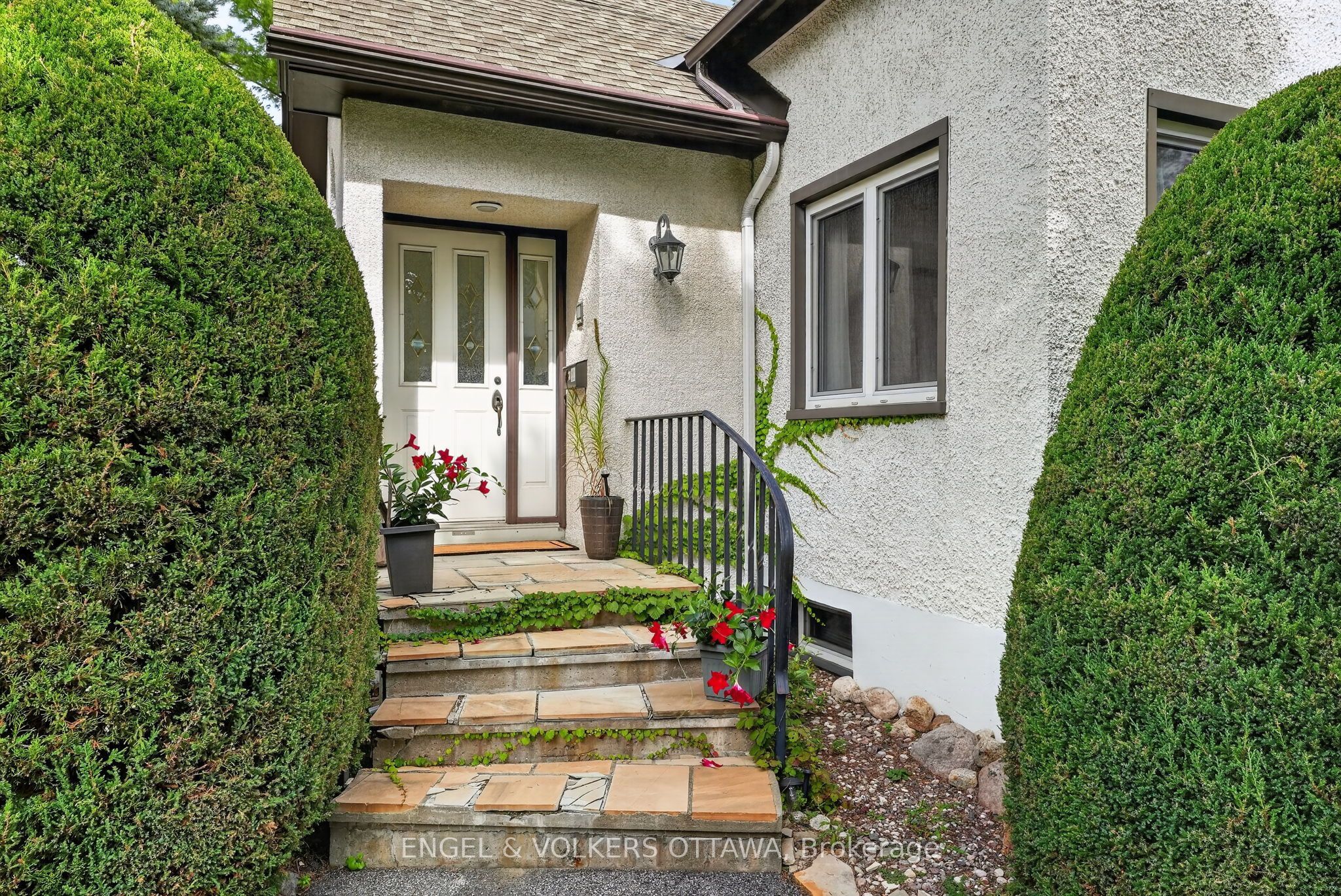 2101 Alta Vista Drive Property Photo 2