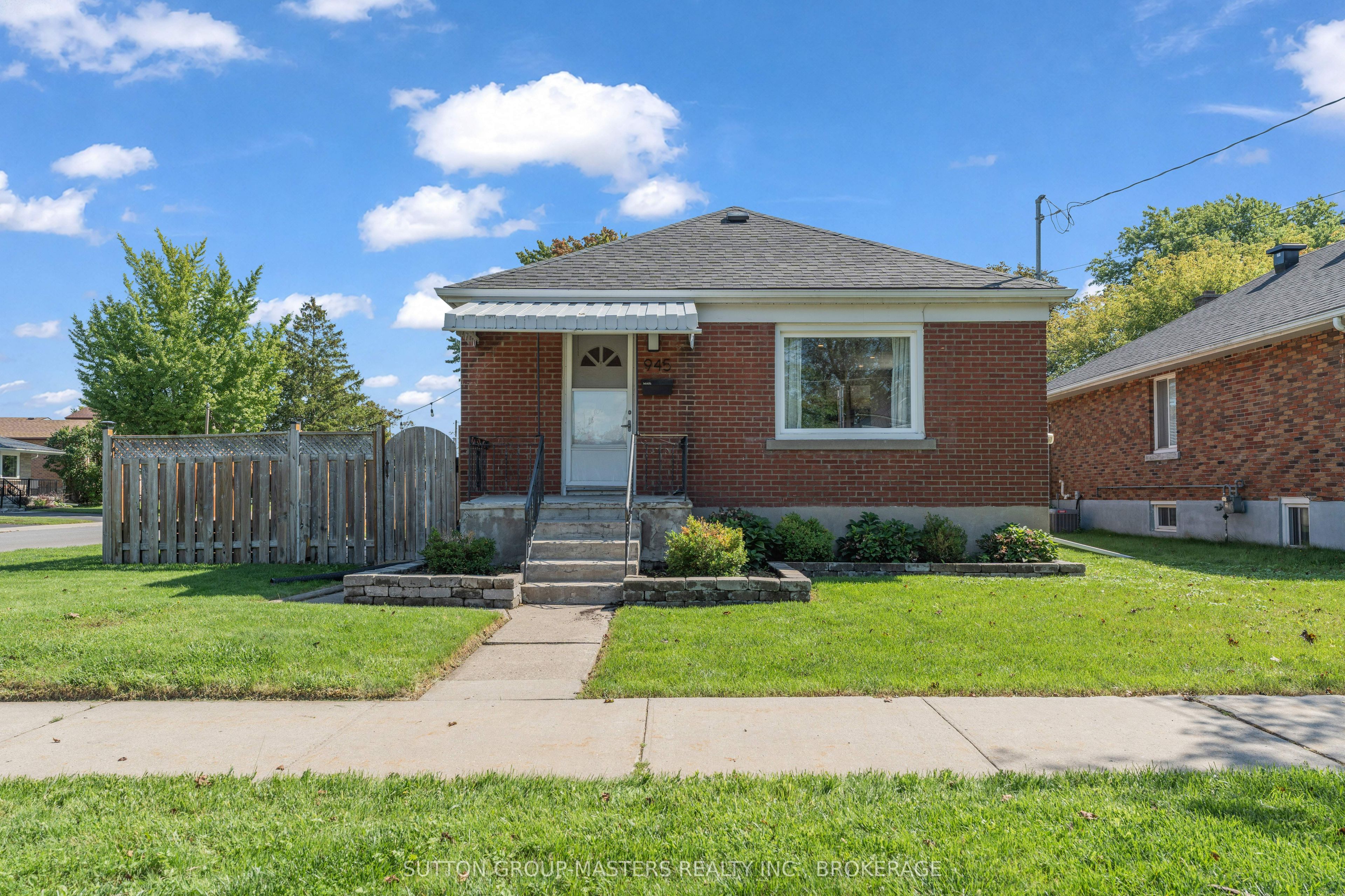 945 Victoria Street Property Photo 1