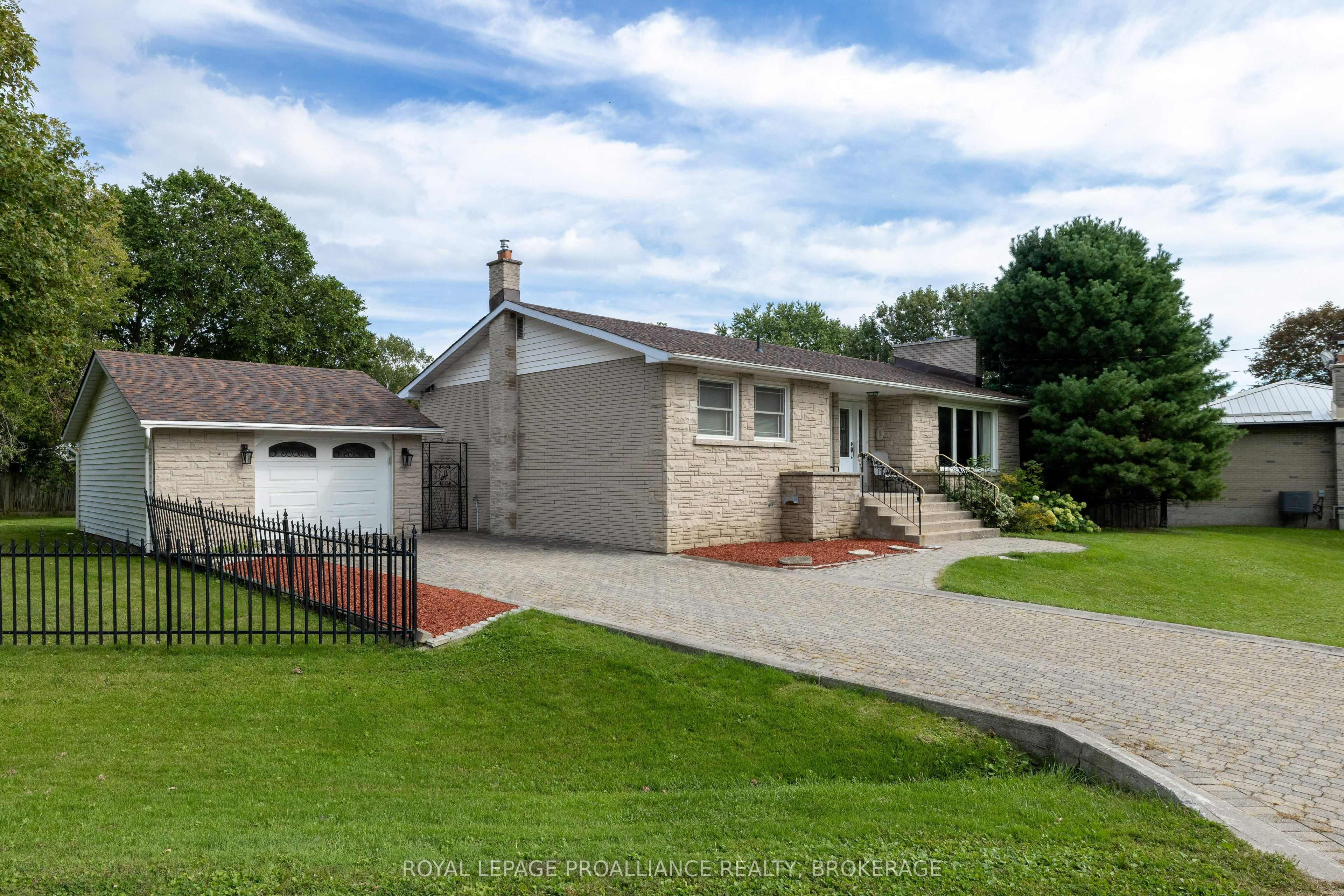 424 Maple Ridge Drive Property Photo 1