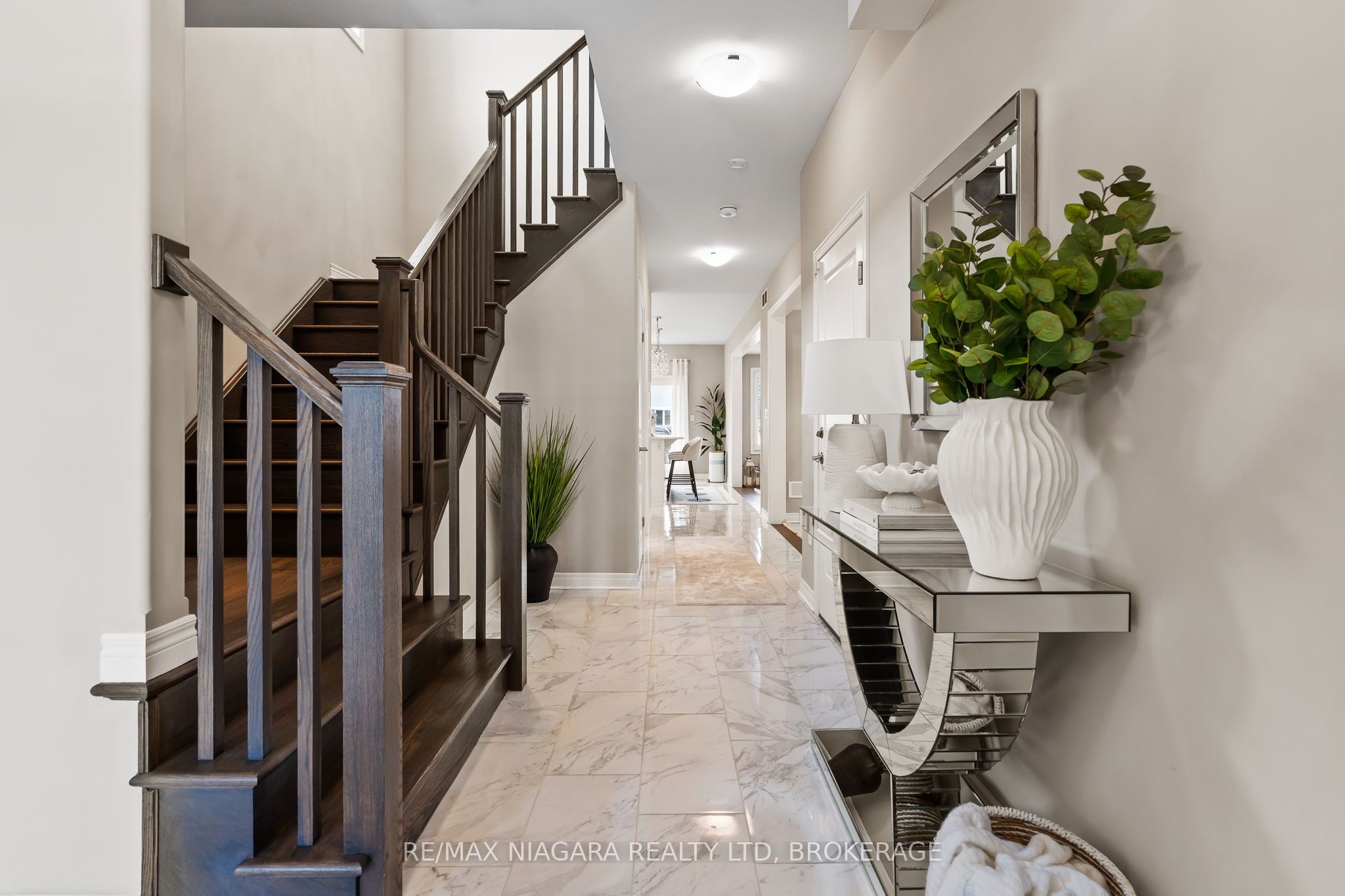 91 Quebec Avenue Property Photo 3