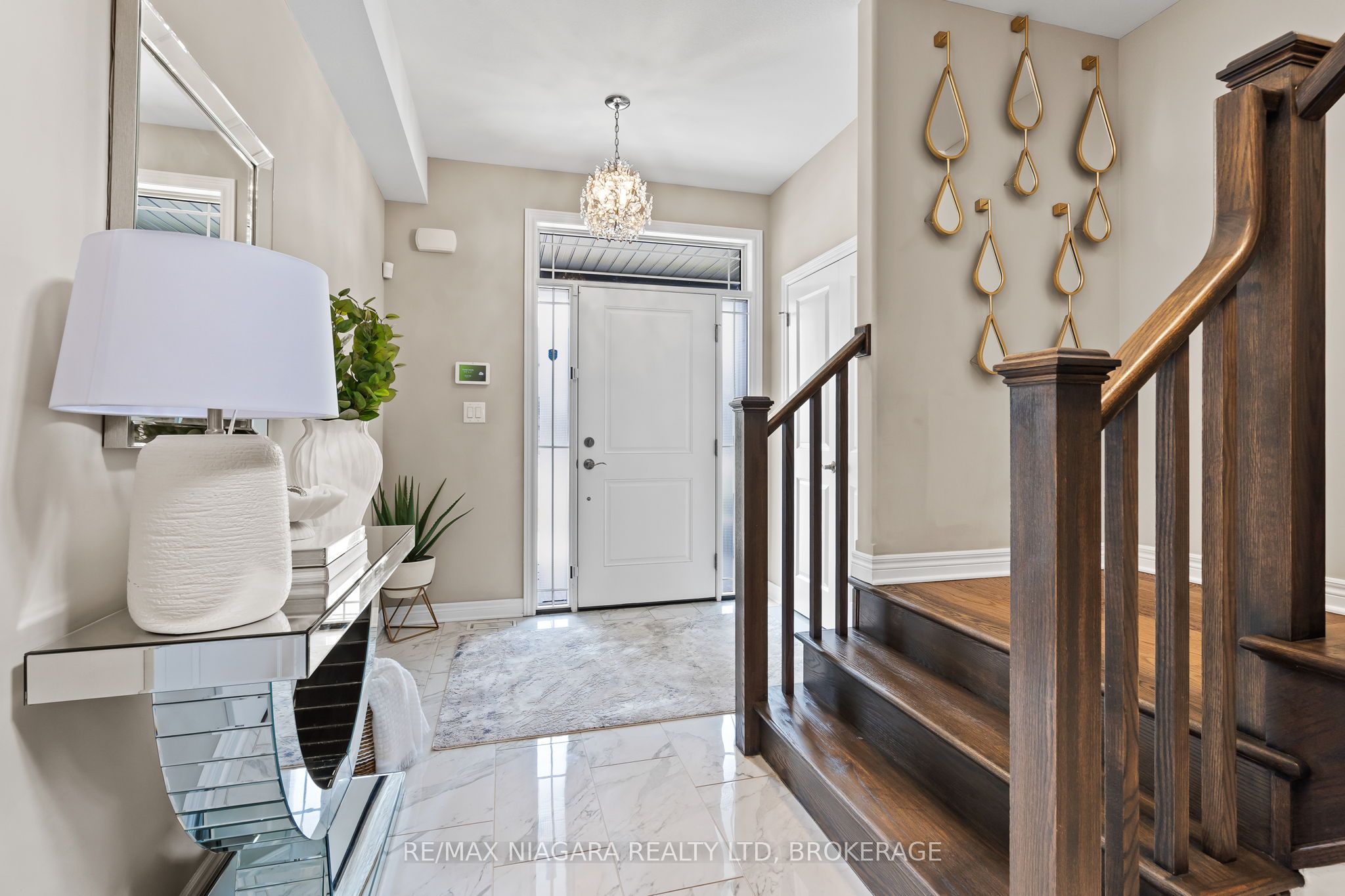91 Quebec Avenue Property Photo 4