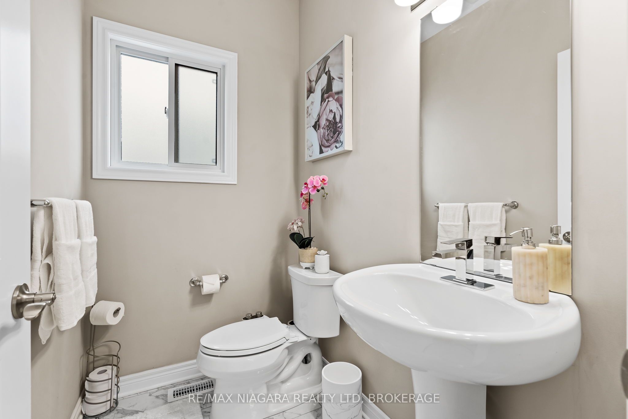 91 Quebec Avenue Property Photo 5