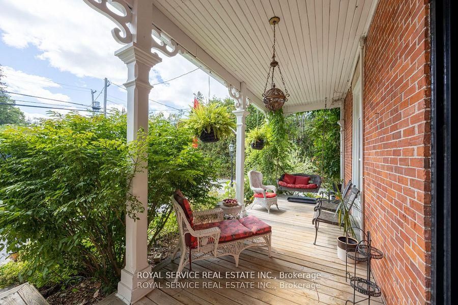 60 King Street W Property Photo 2