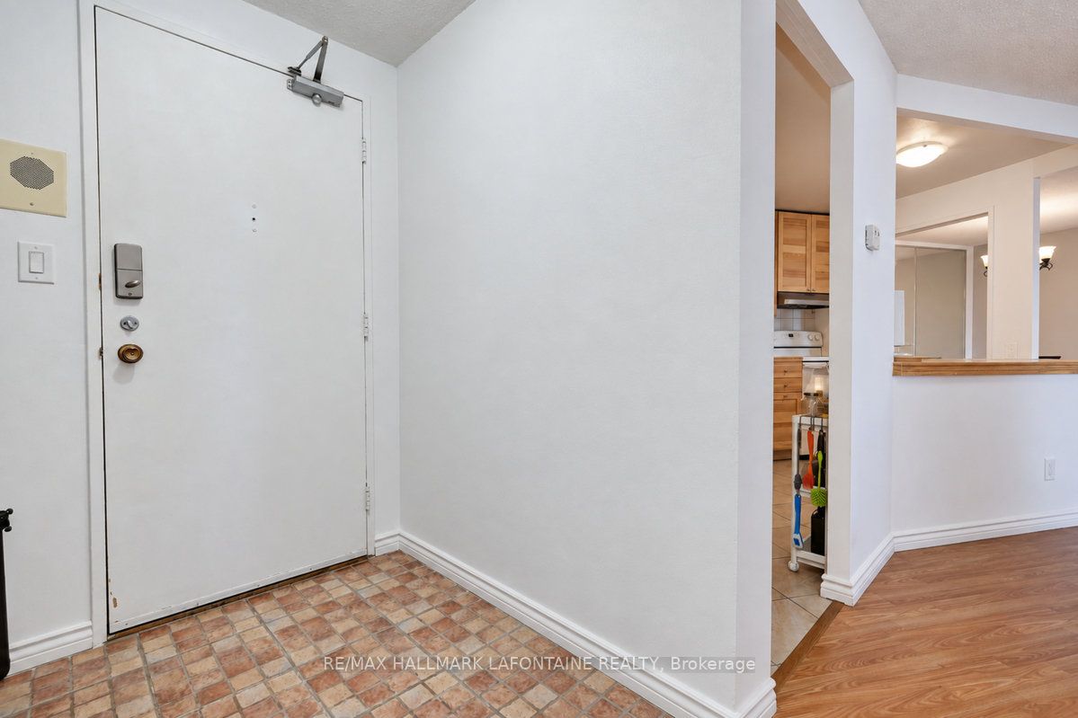 1171 Ambleside Drive 2205 Property Photo 6