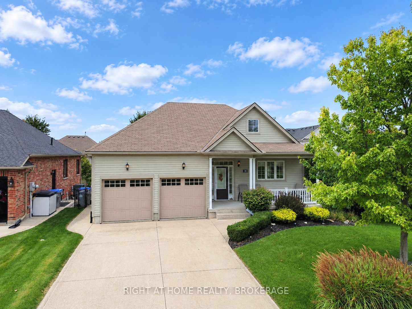 40 STORNOWAY Crescent N Property Photo 1
