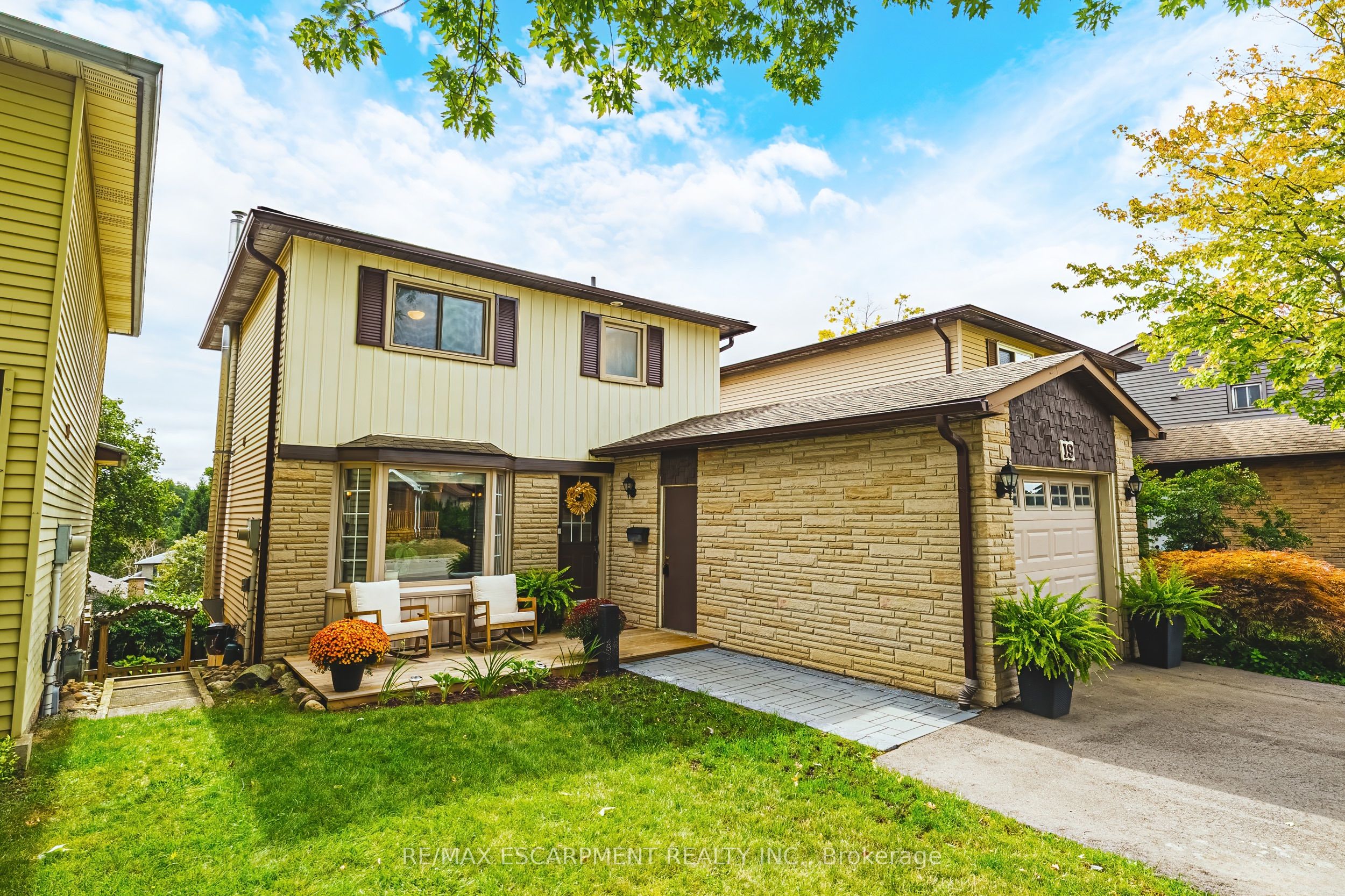 19 Hillsdale Court Property Photo 1
