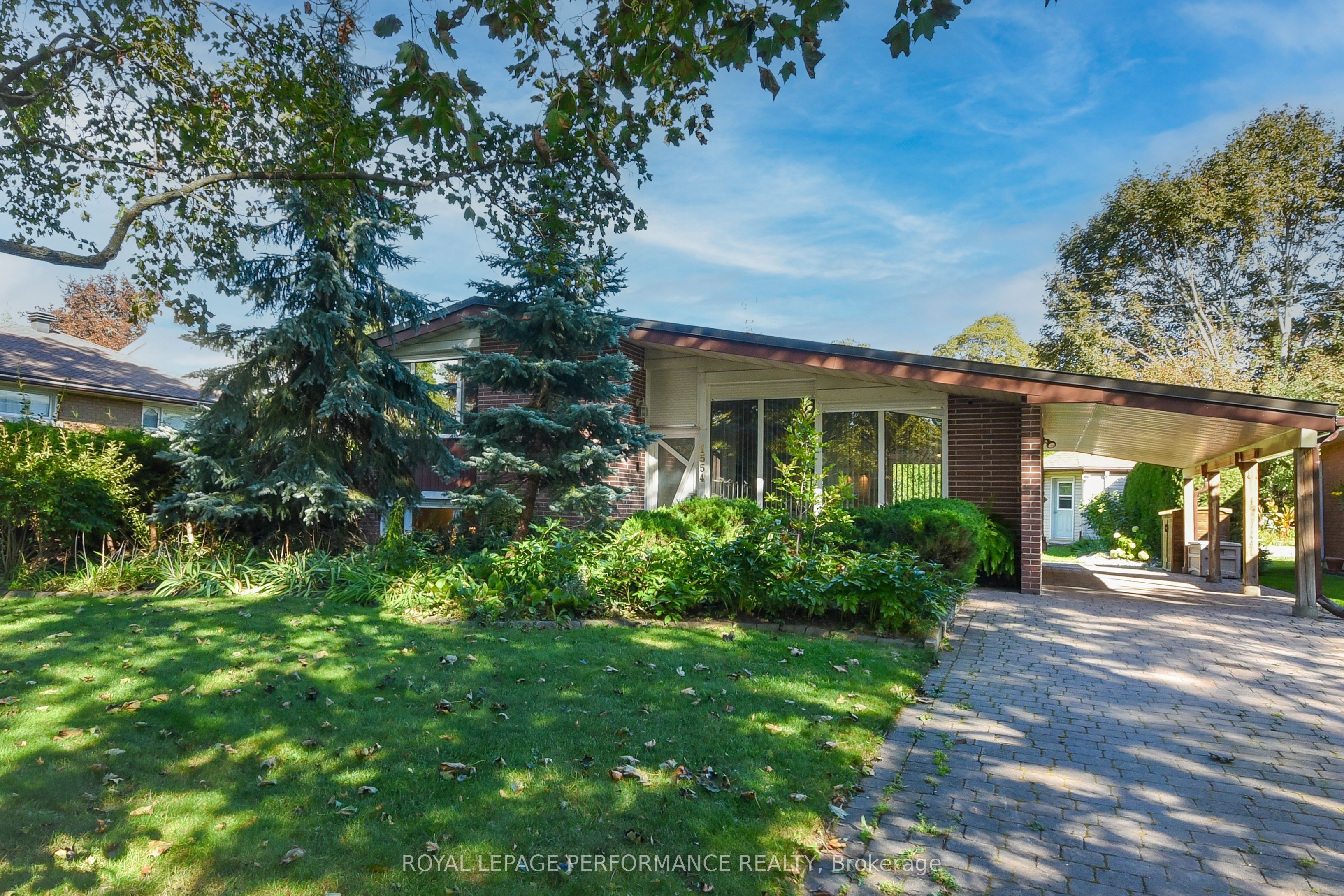 1554 Chomley Crescent Property Photo 1