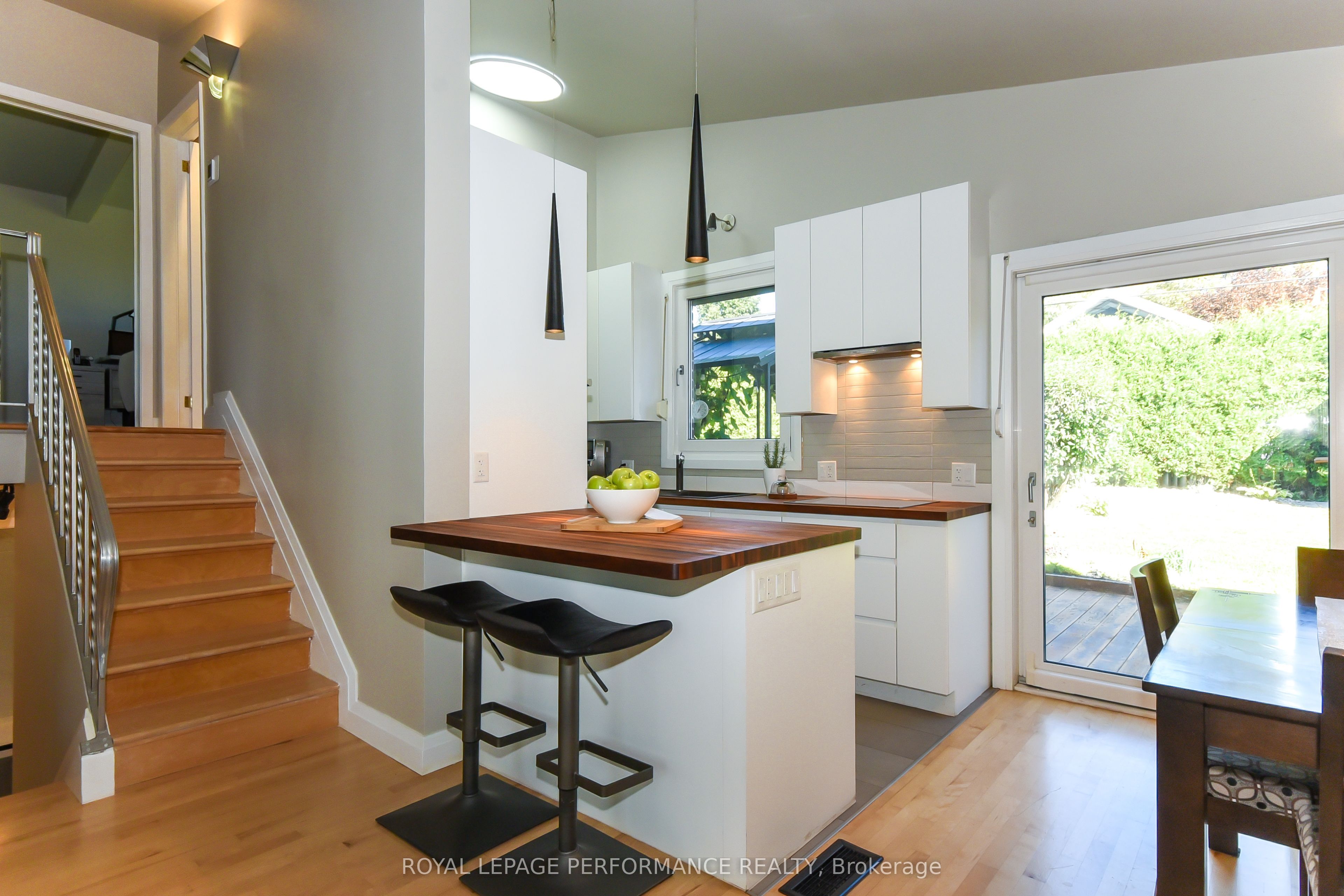 1554 Chomley Crescent Property Photo 10