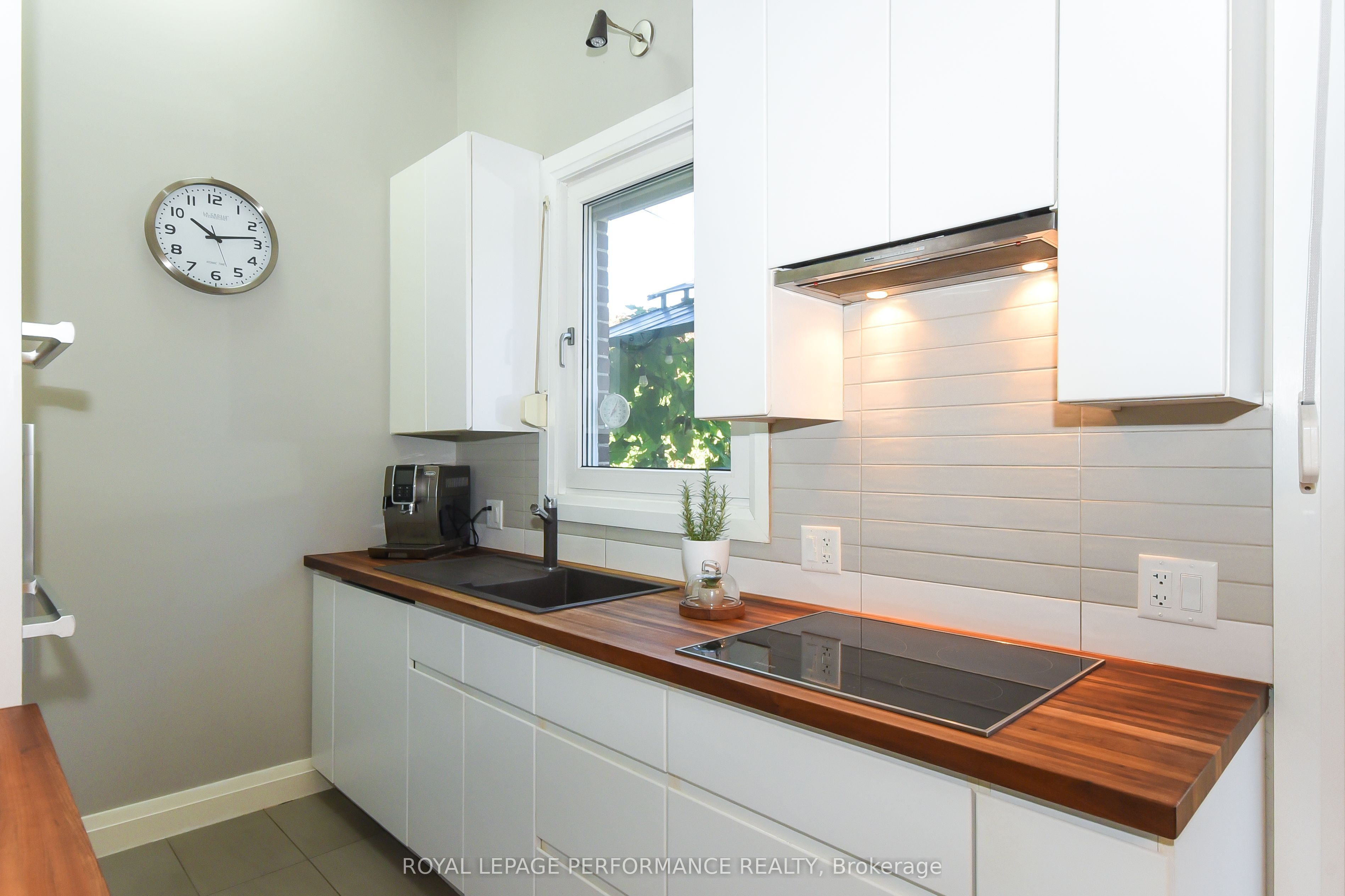 1554 Chomley Crescent Property Photo 12