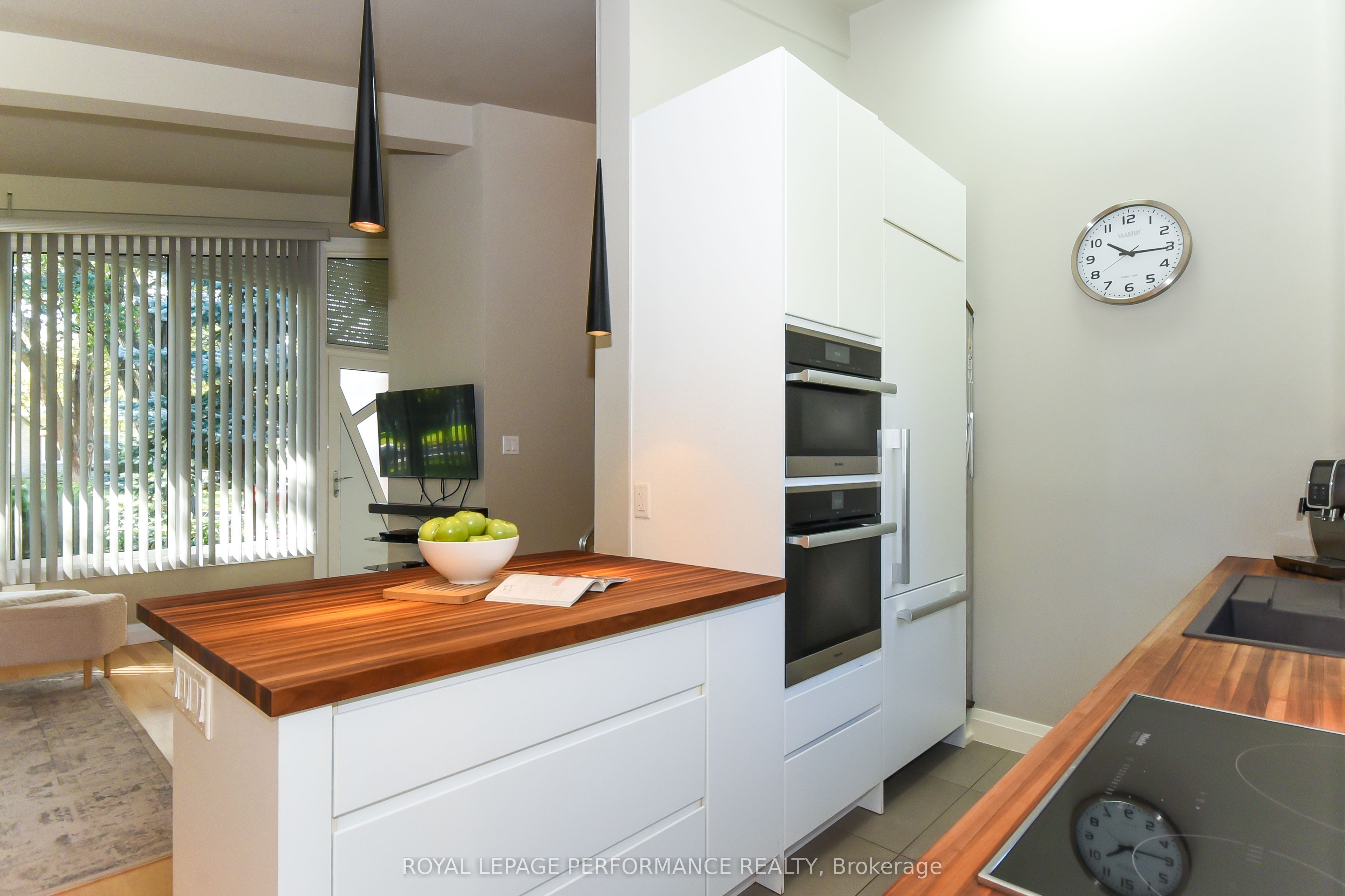 1554 Chomley Crescent Property Photo 14