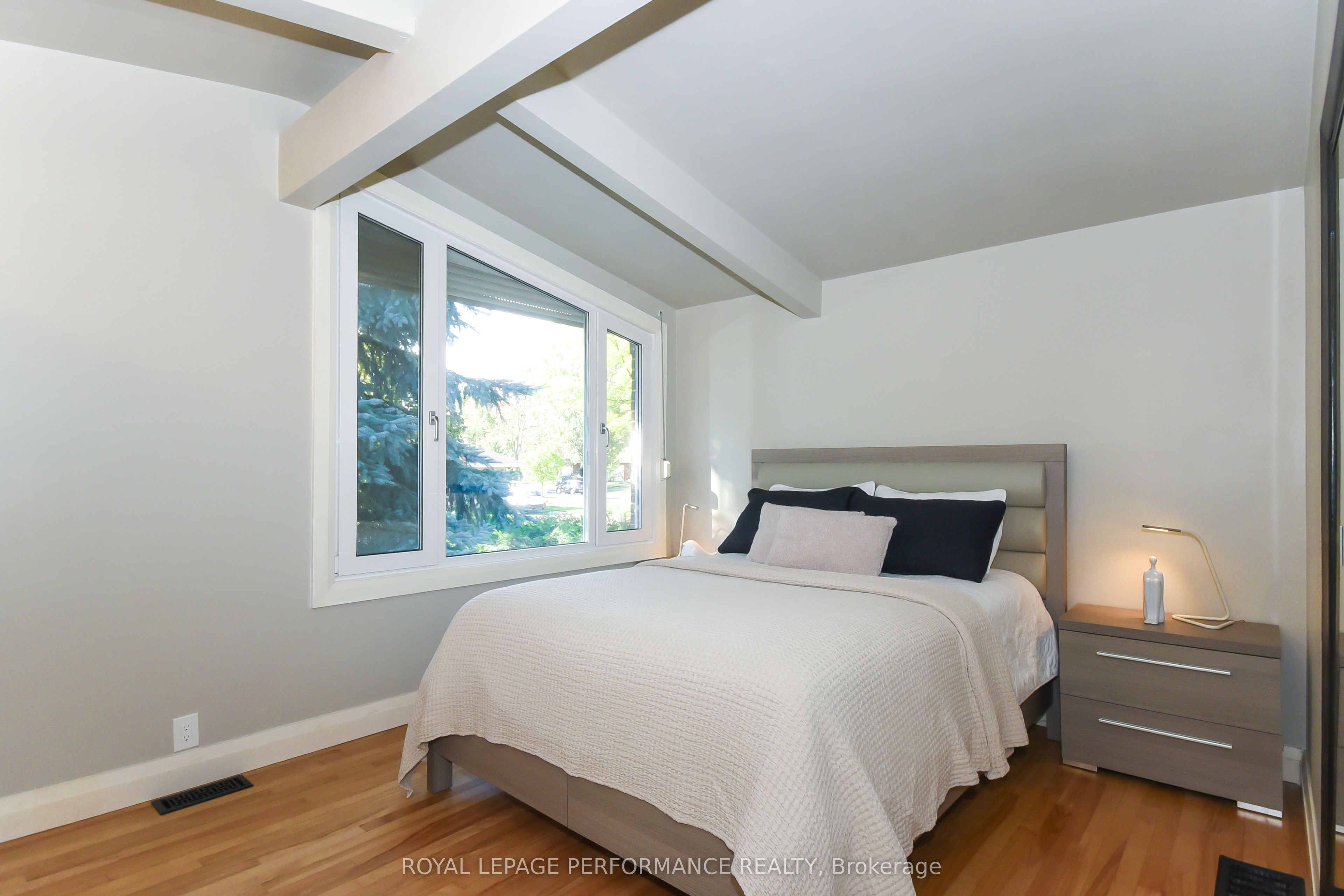 1554 Chomley Crescent Property Photo 19