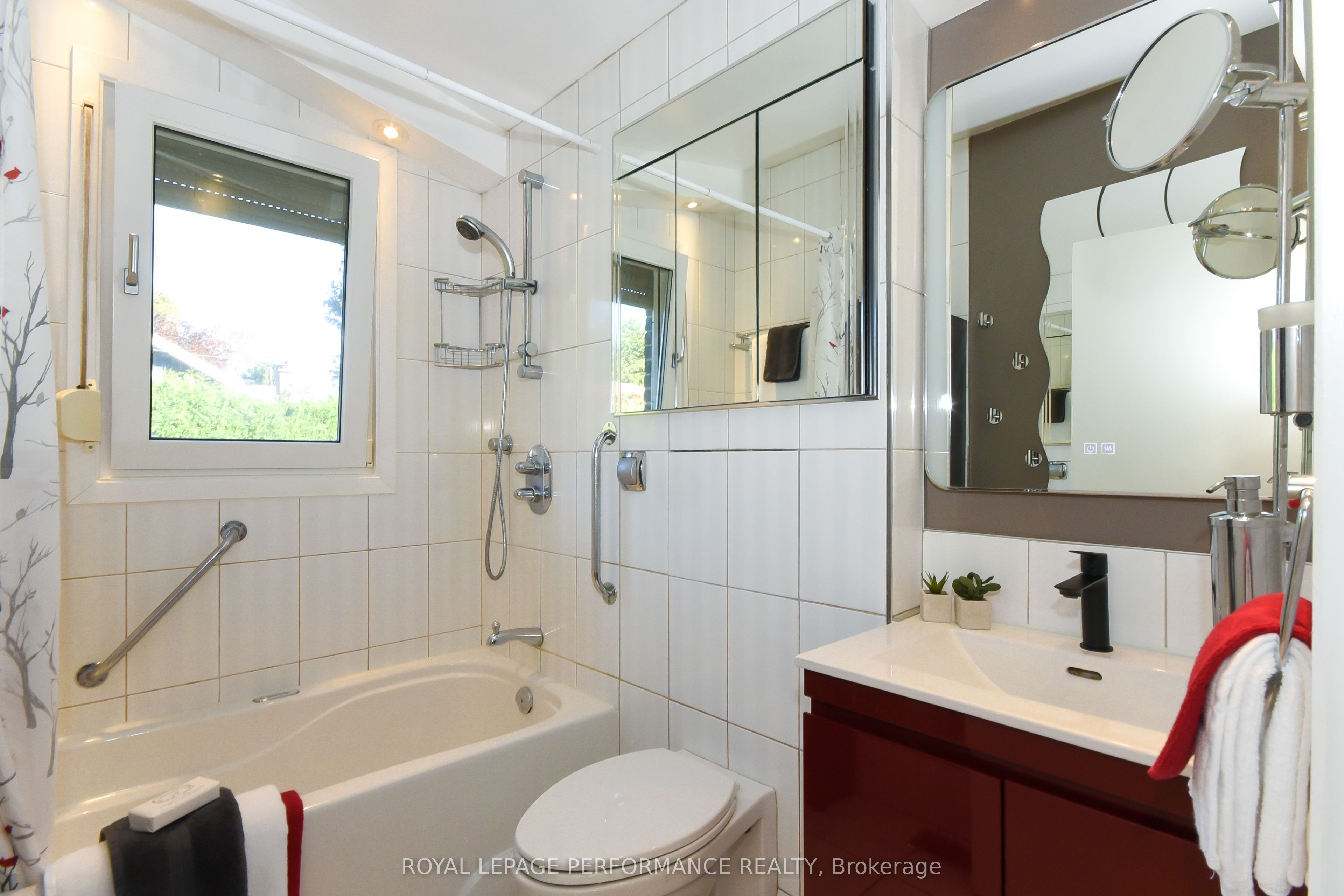 1554 Chomley Crescent Property Photo 25