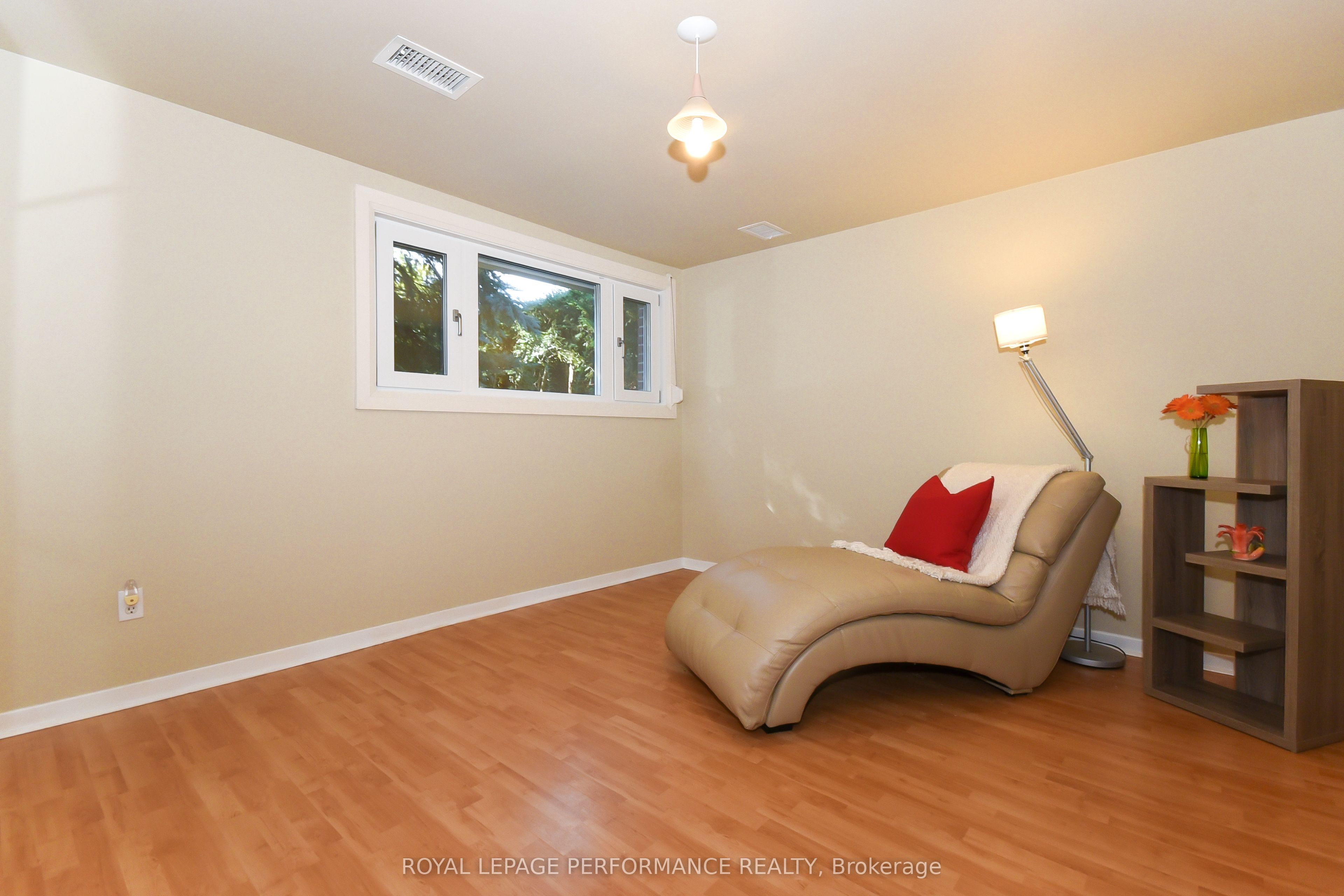 1554 Chomley Crescent Property Photo 27