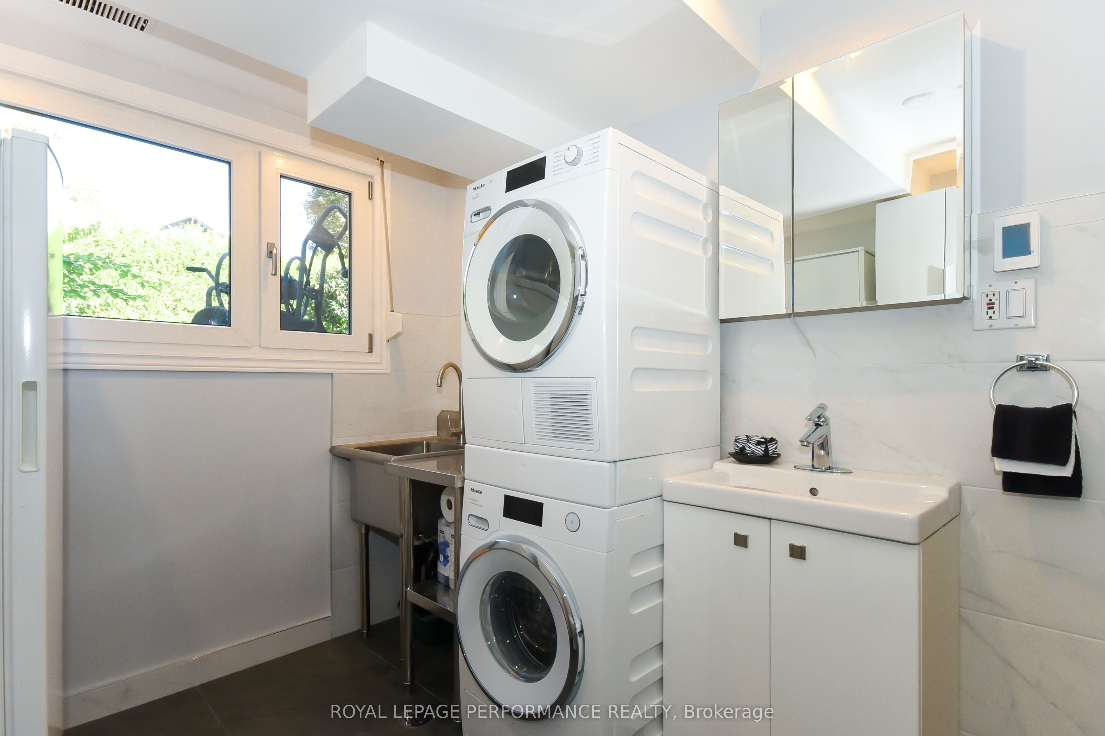 1554 Chomley Crescent Property Photo 30