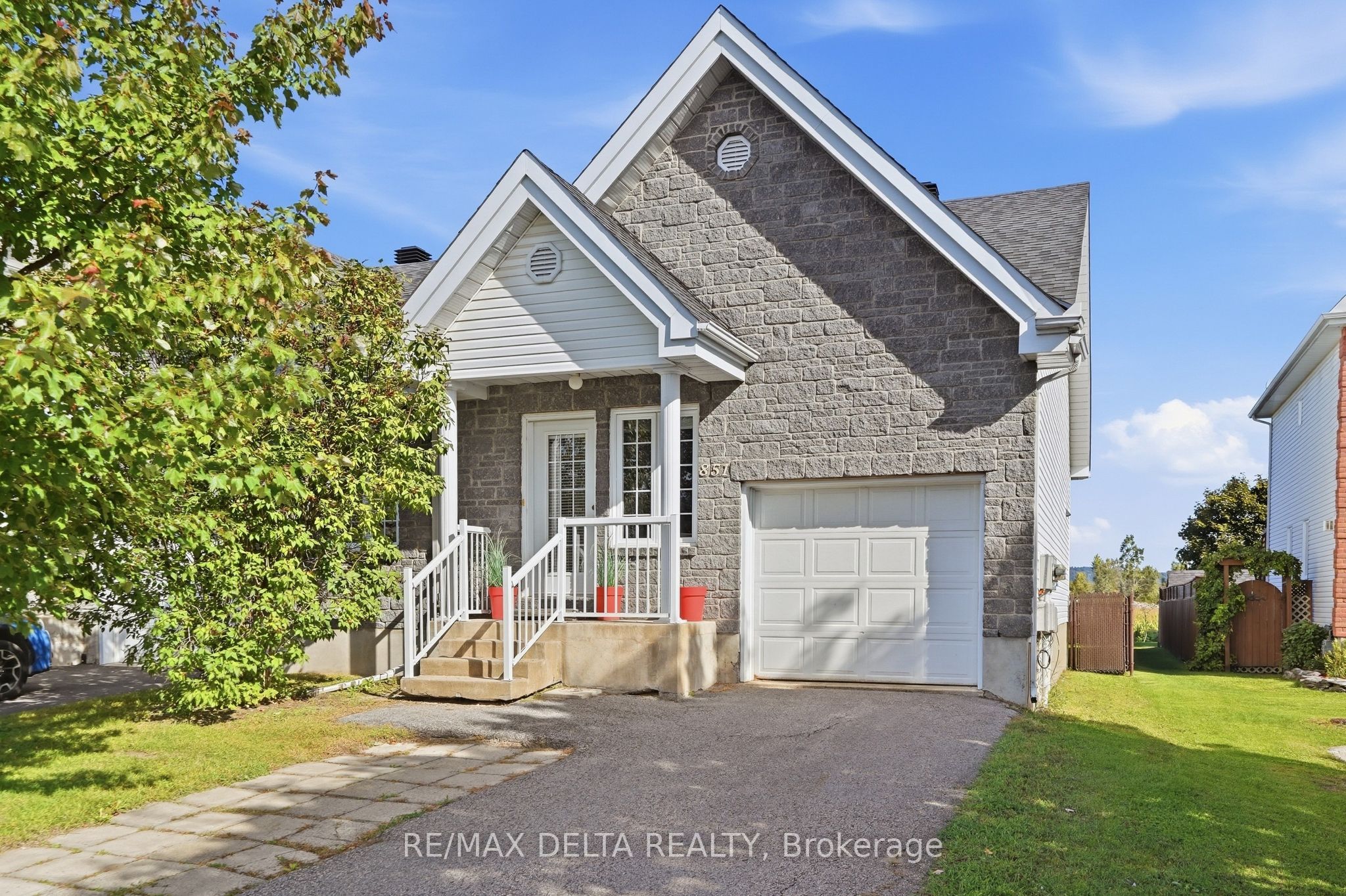 851 Nelson Street W