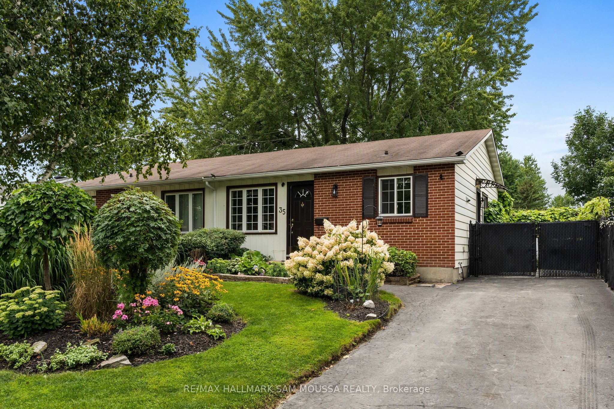 35 Ballantrae Way Property Photo 1