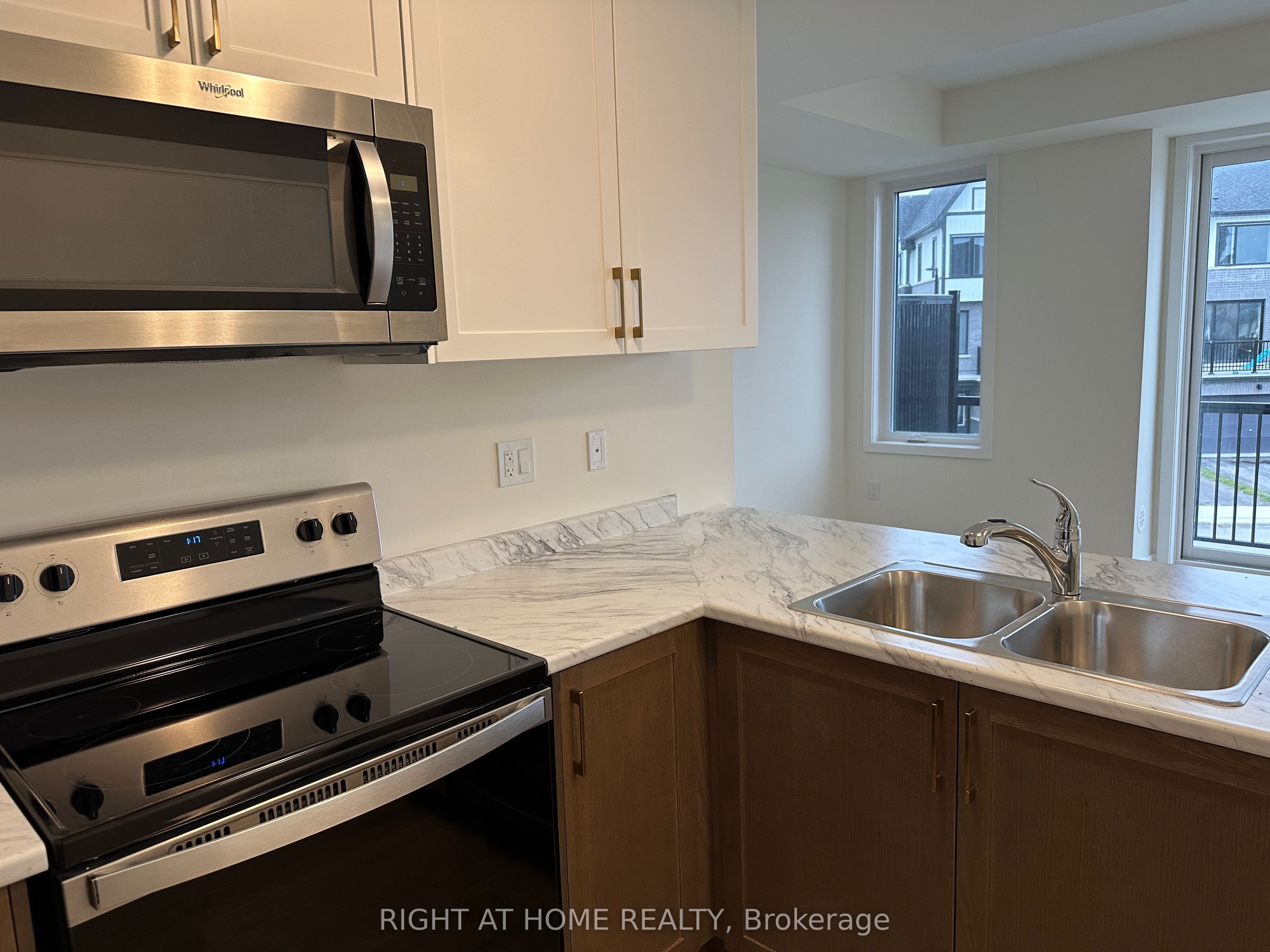 160 Densmore Road 1204 Property Photo 5
