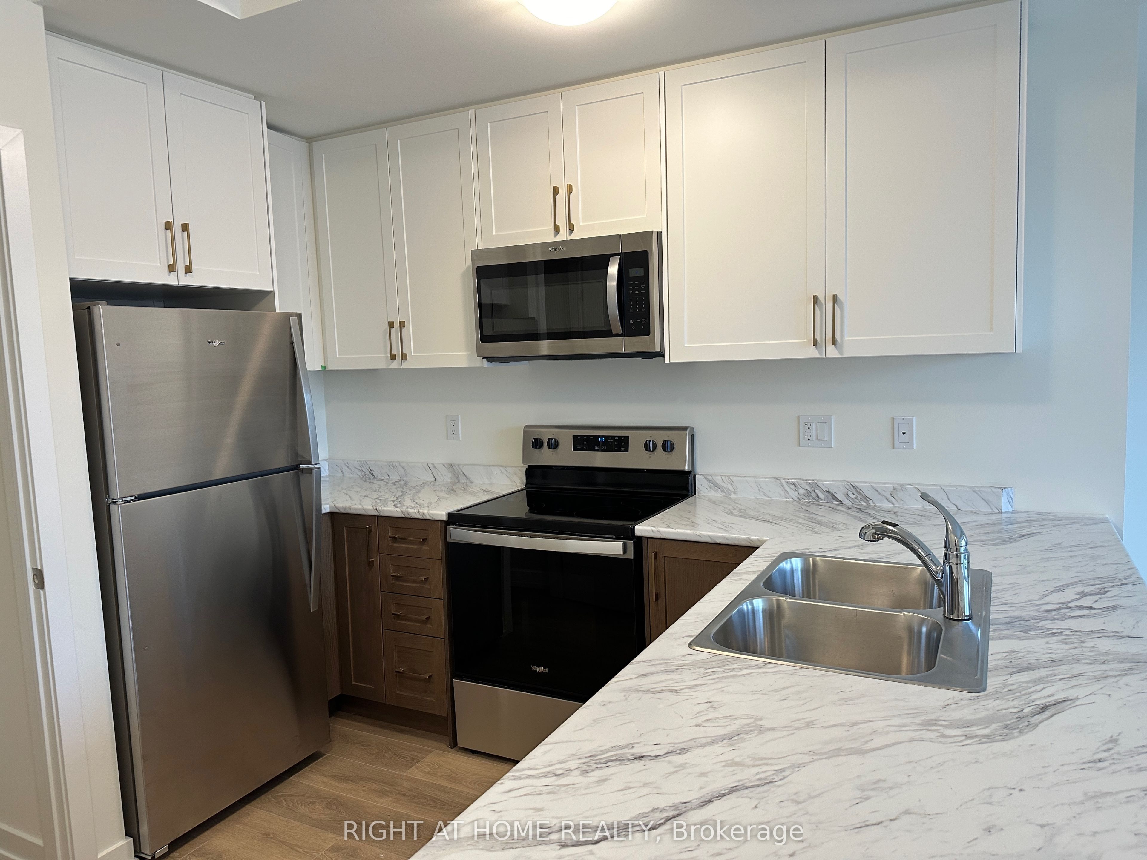 160 Densmore Road 1204 Property Photo 6