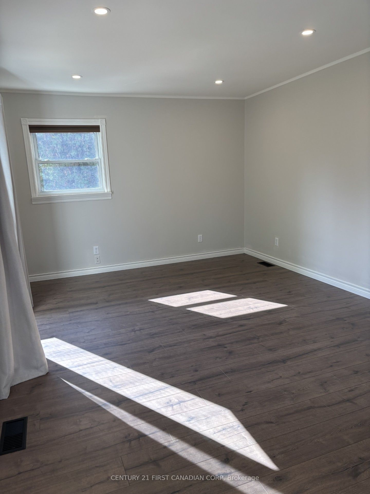 4073 Catherine Street Property Photo 4