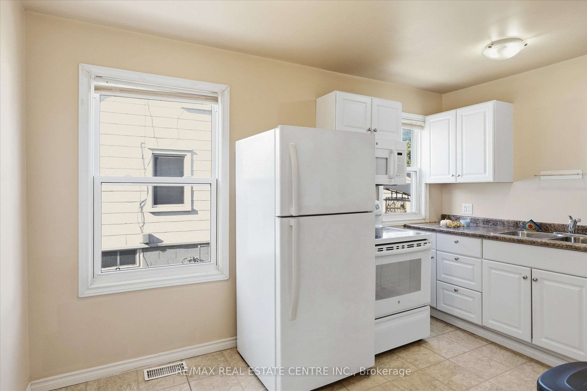 988 High Street Property Photo 14