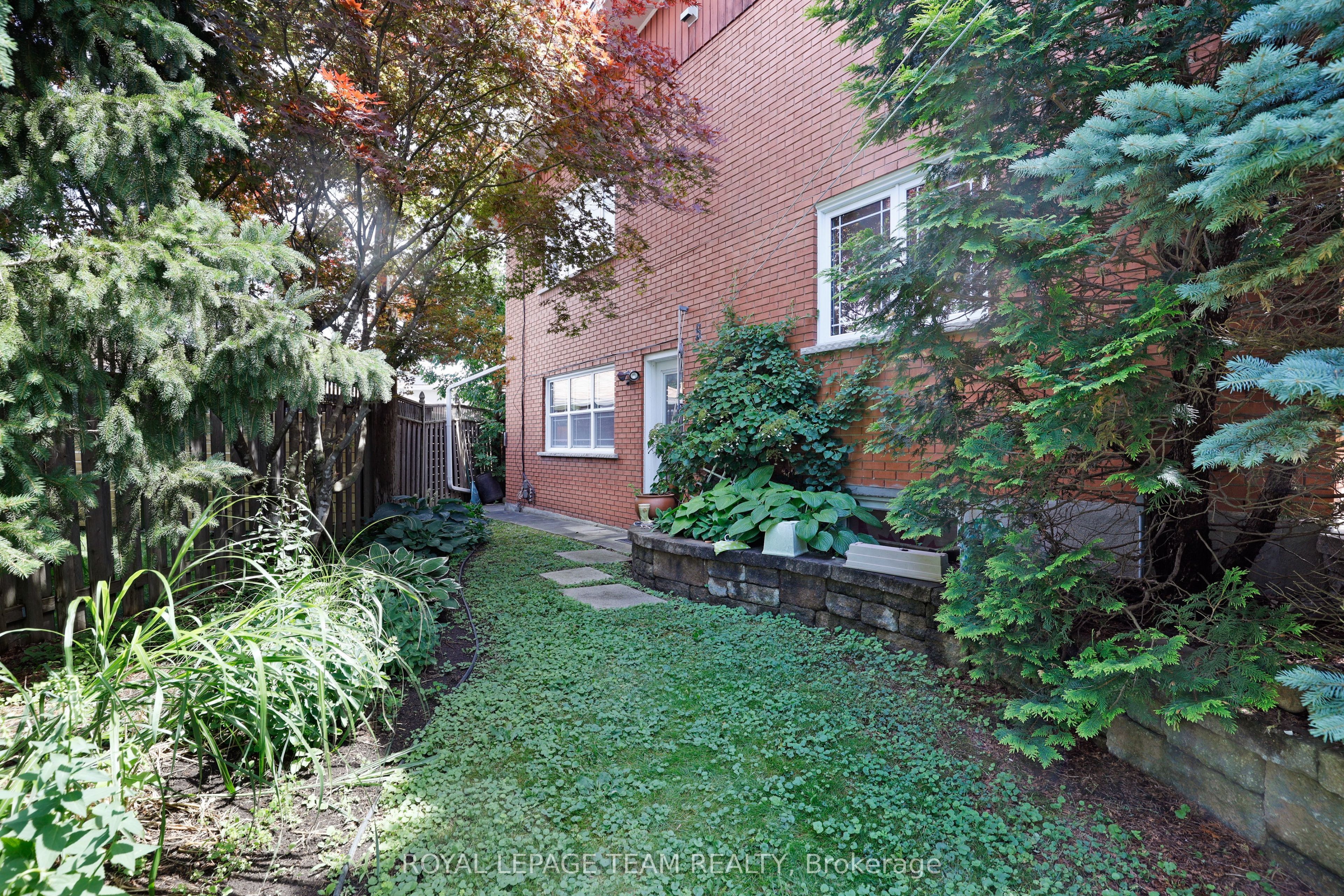 1939 Wembley Avenue Property Photo 2
