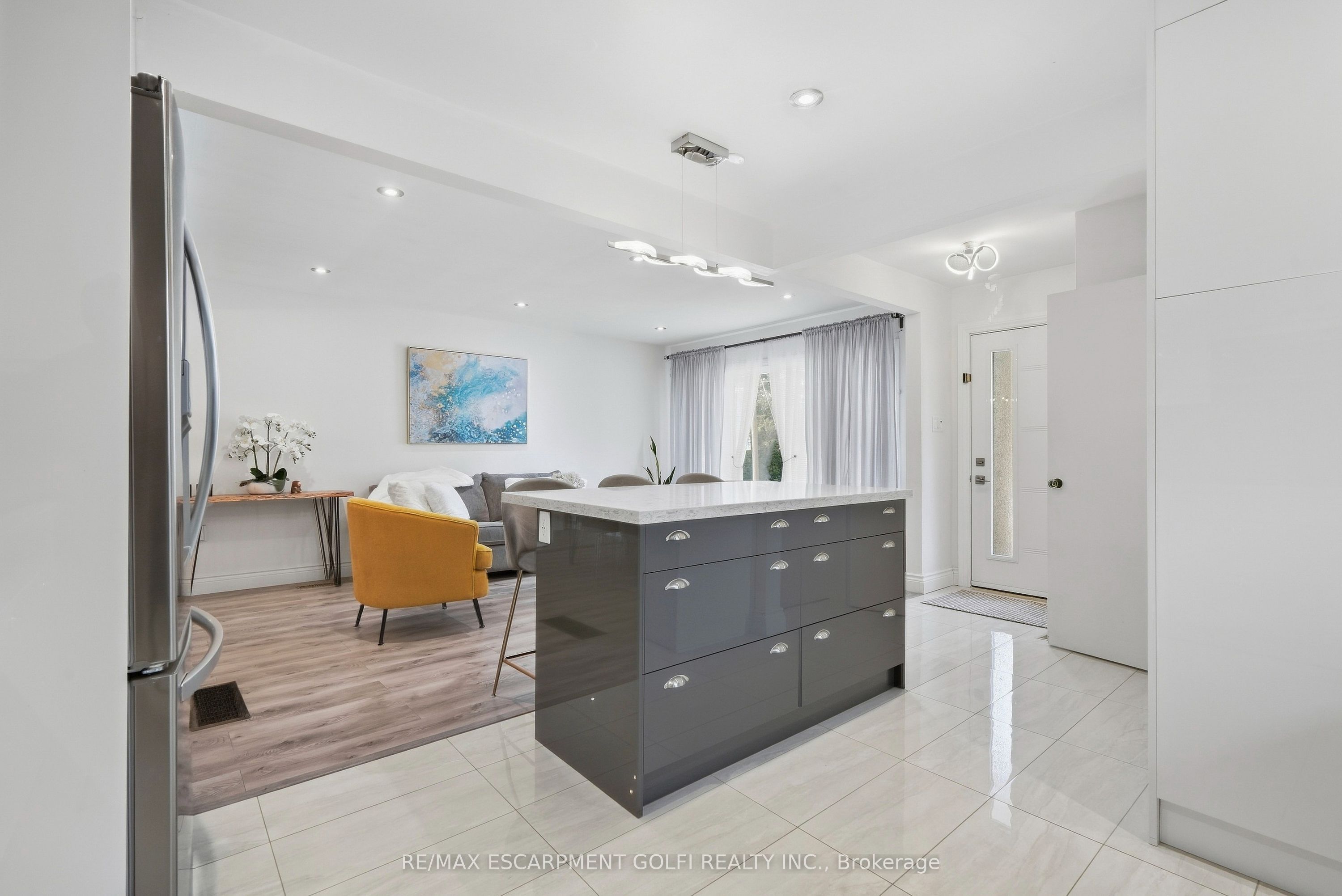 215 West 33rd Street Property Photo 8