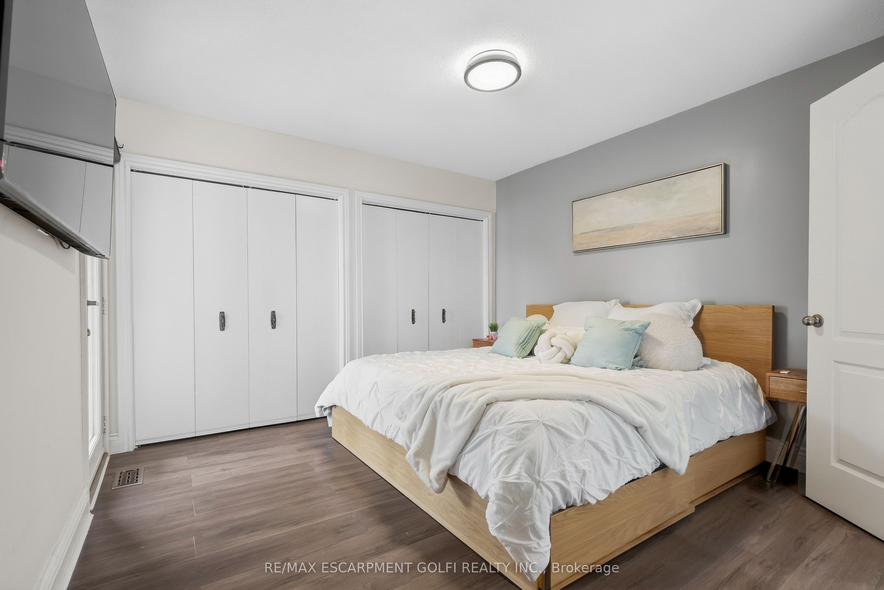 215 West 33rd Street Property Photo 17