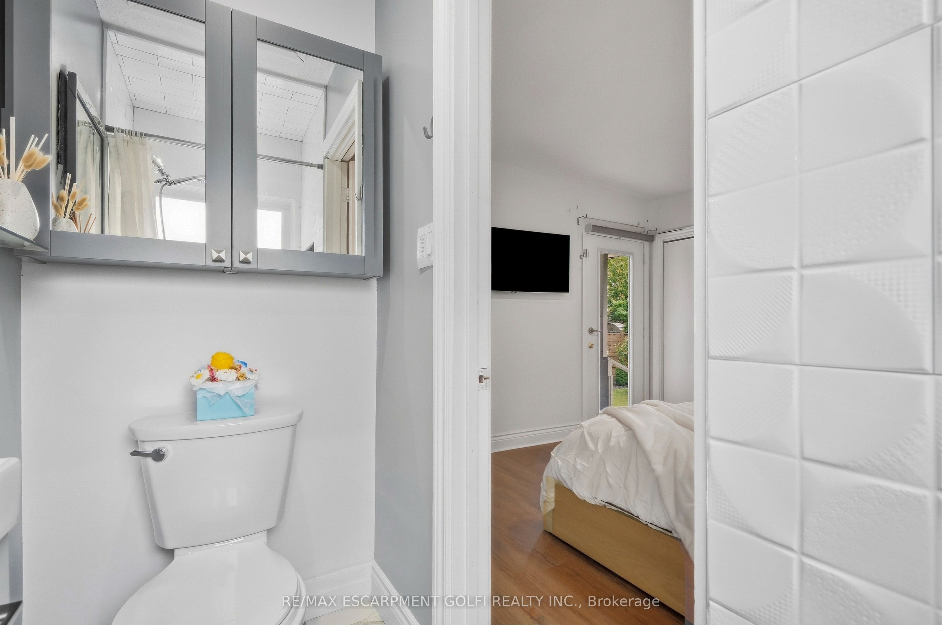 215 West 33rd Street Property Photo 18