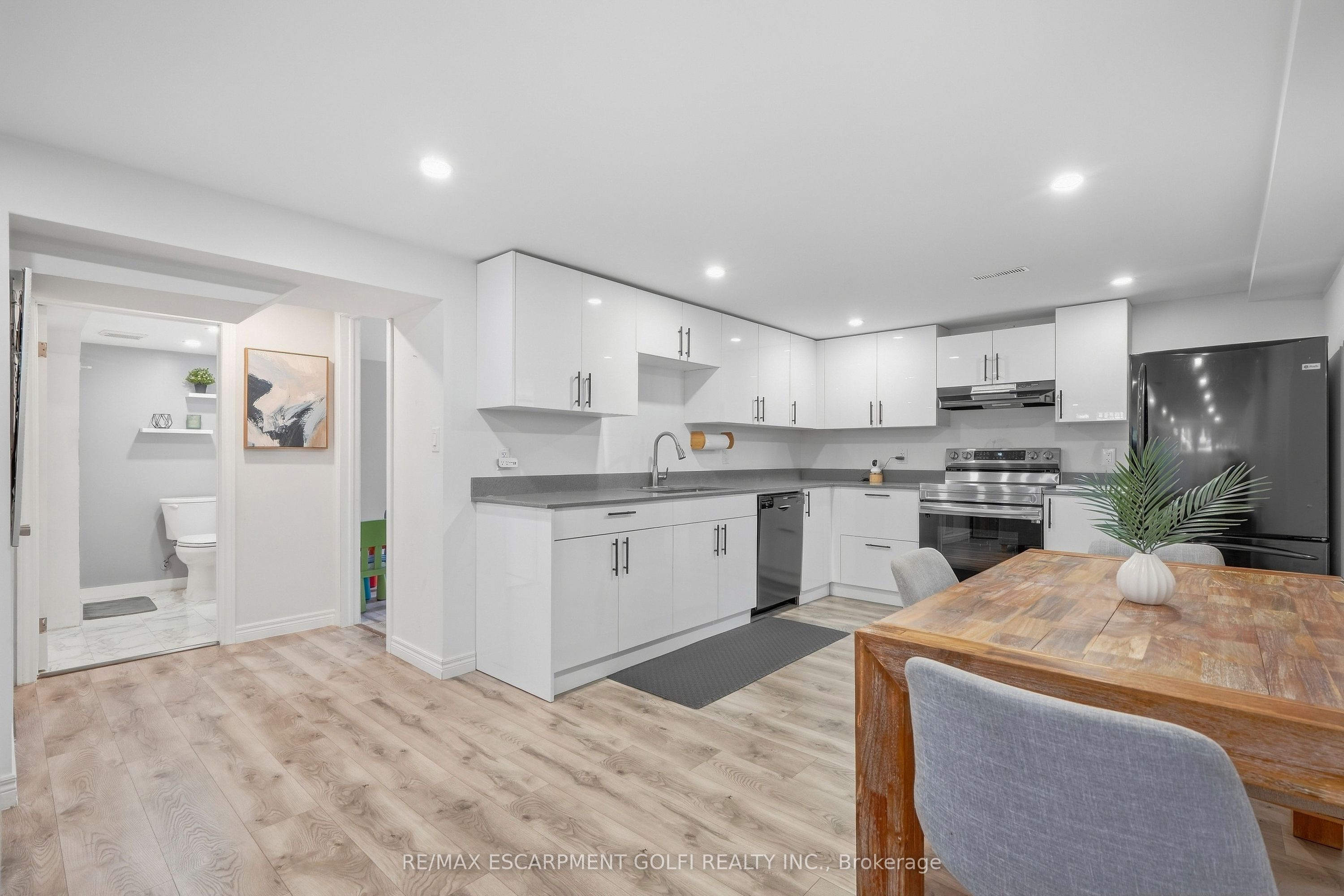 215 West 33rd Street Property Photo 30