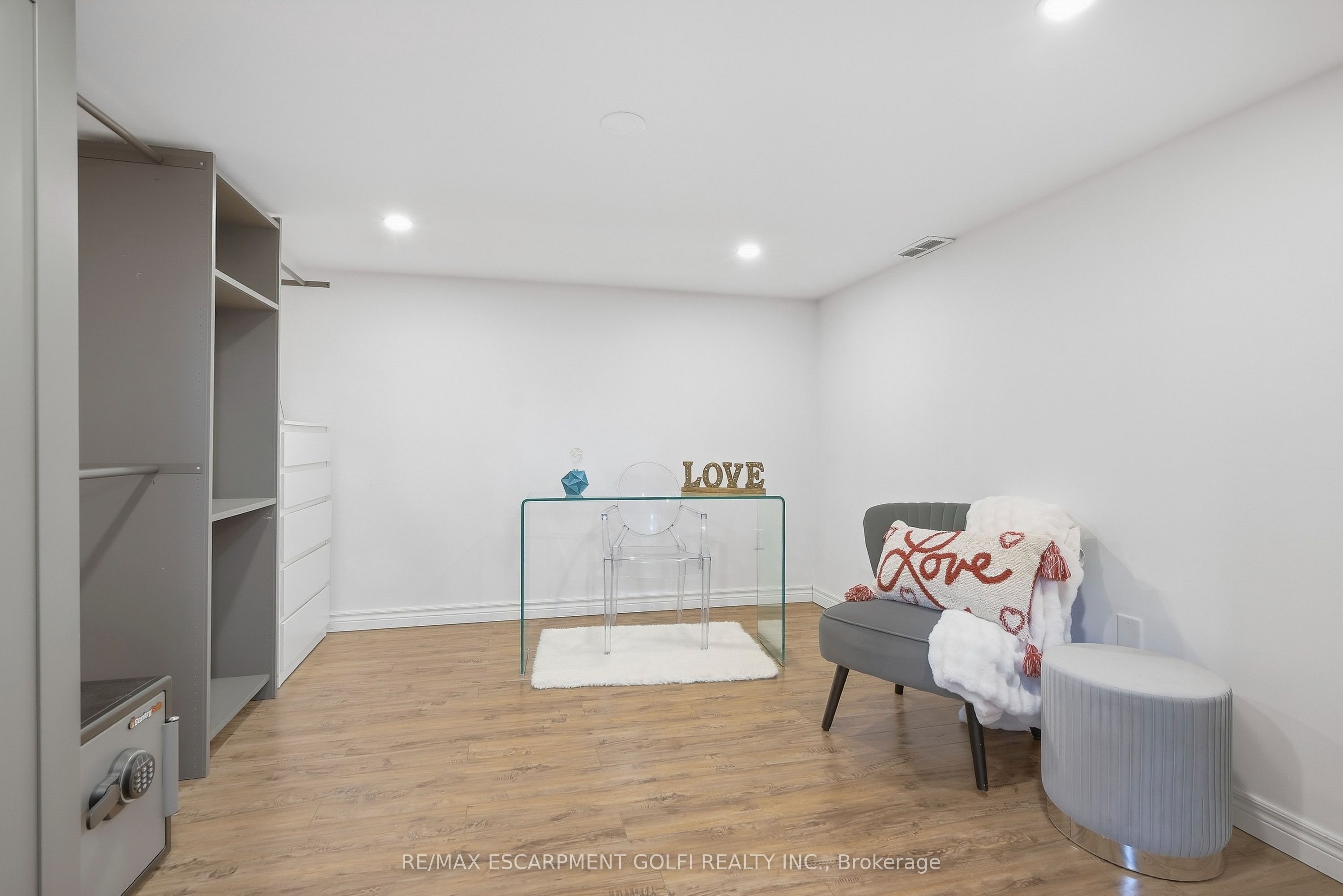 215 West 33rd Street Property Photo 39