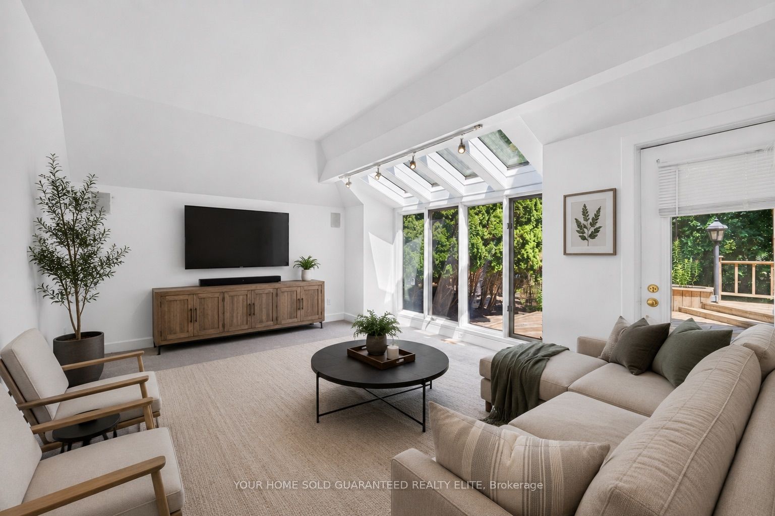 4 Forsyth Avenue N Property Photo 6
