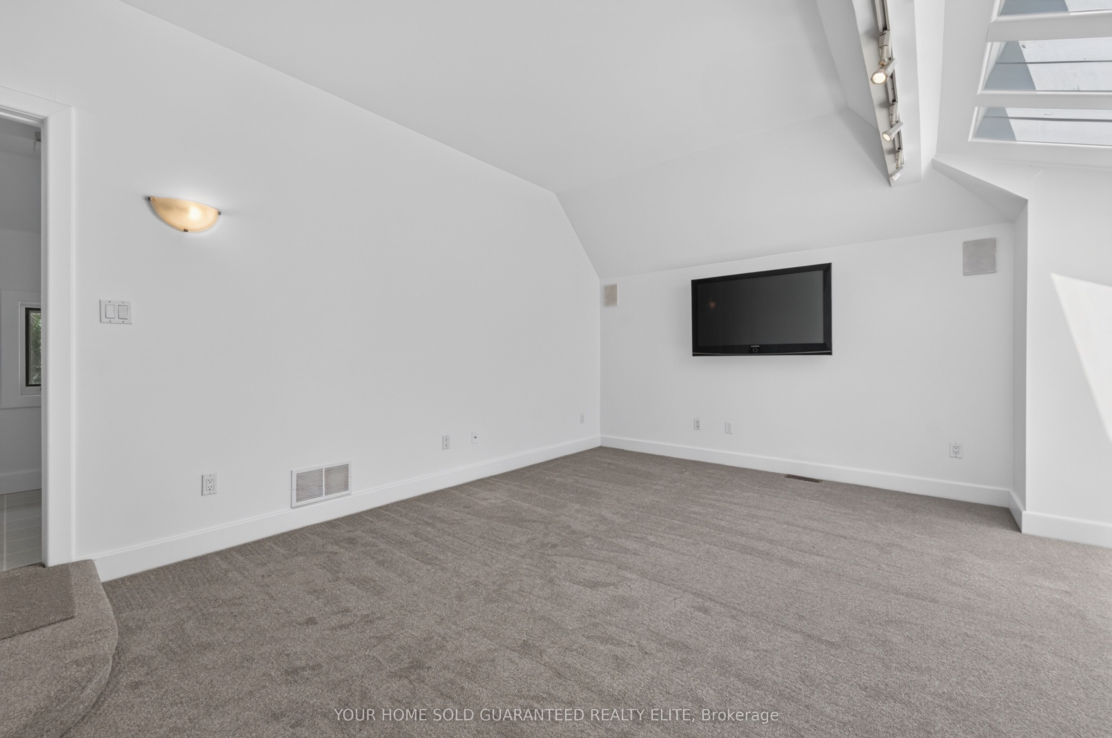 4 Forsyth Avenue N Property Photo 27