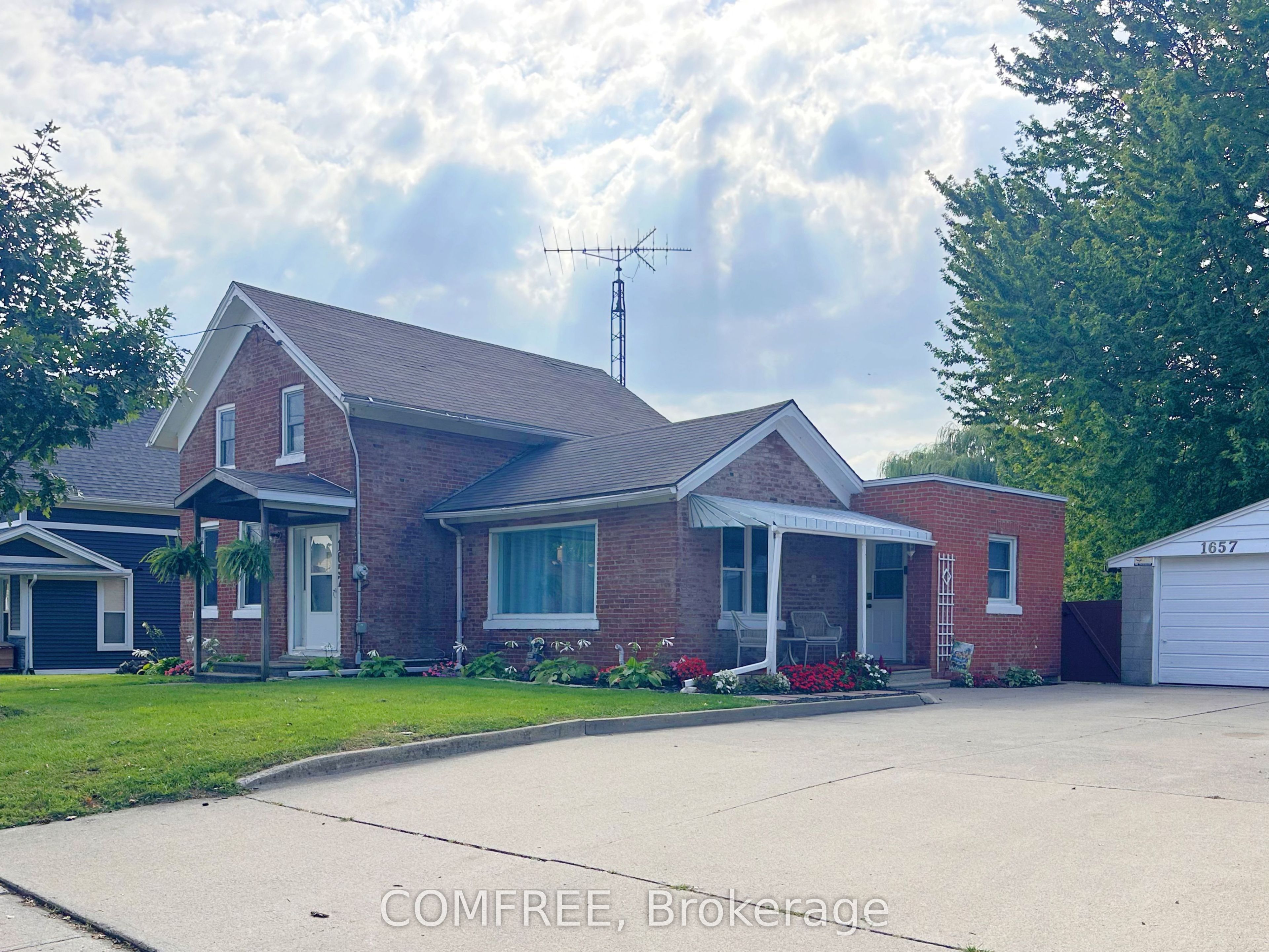 1657 Elgin Street Property Photo 3