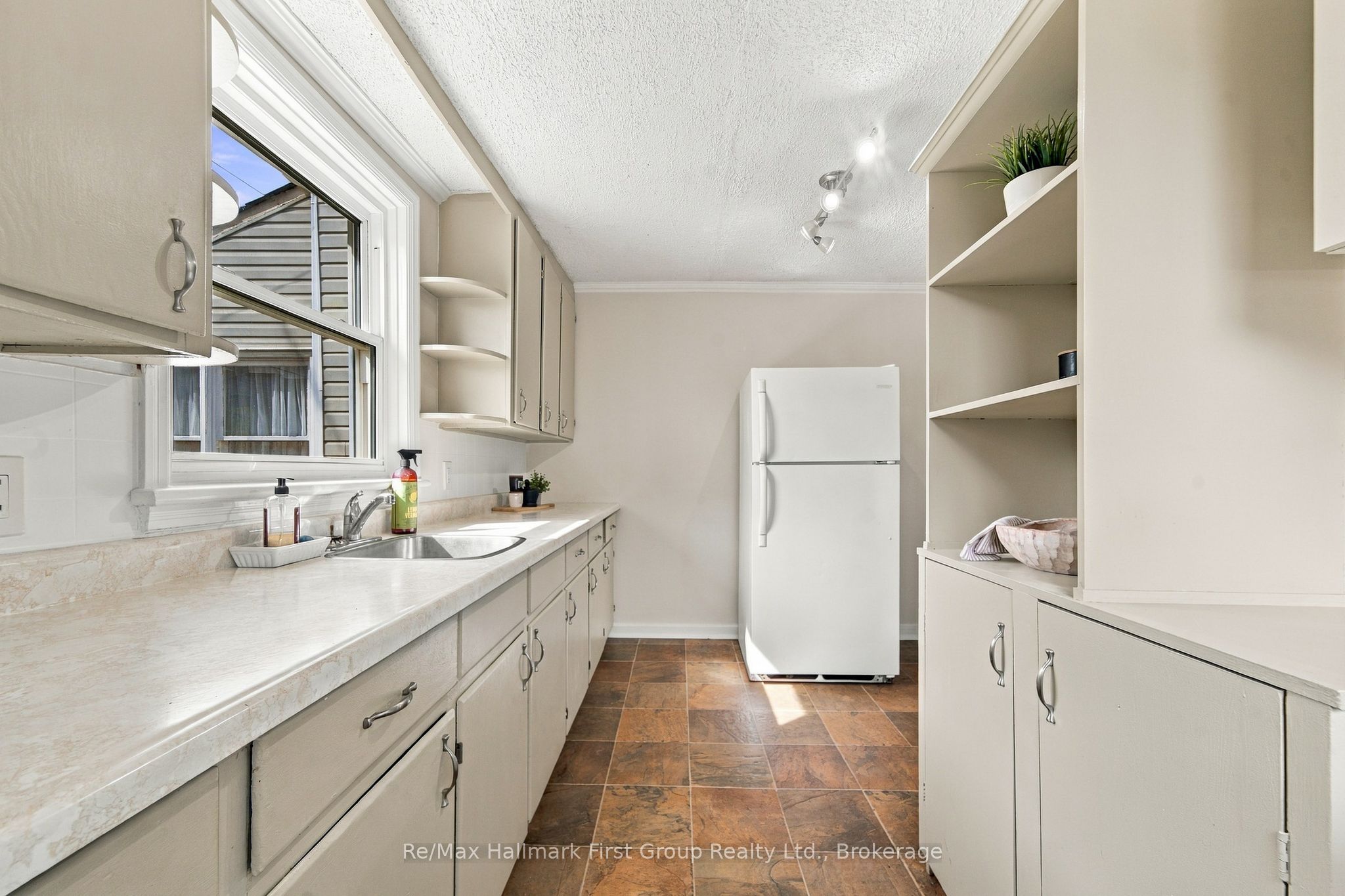 344 D'arcy Street Property Photo 11