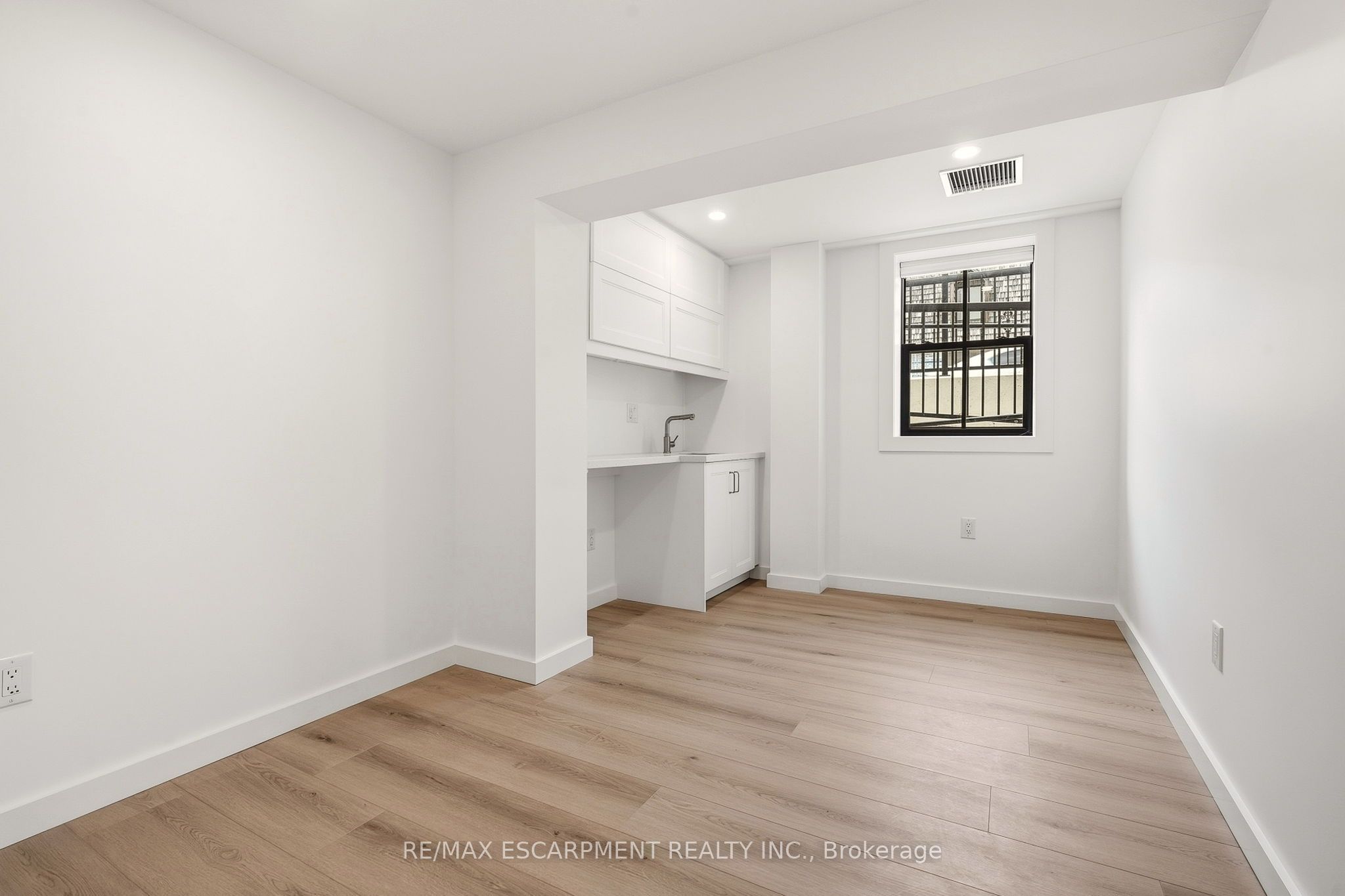 326 Wilson Street E Room 2 Property Photo 28