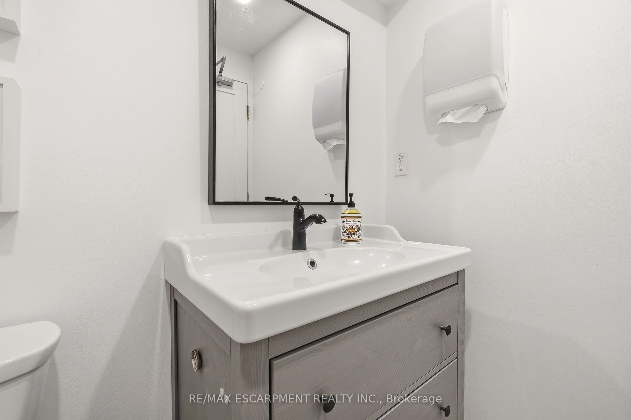 326 Wilson Street E Room 3 Property Photo 25