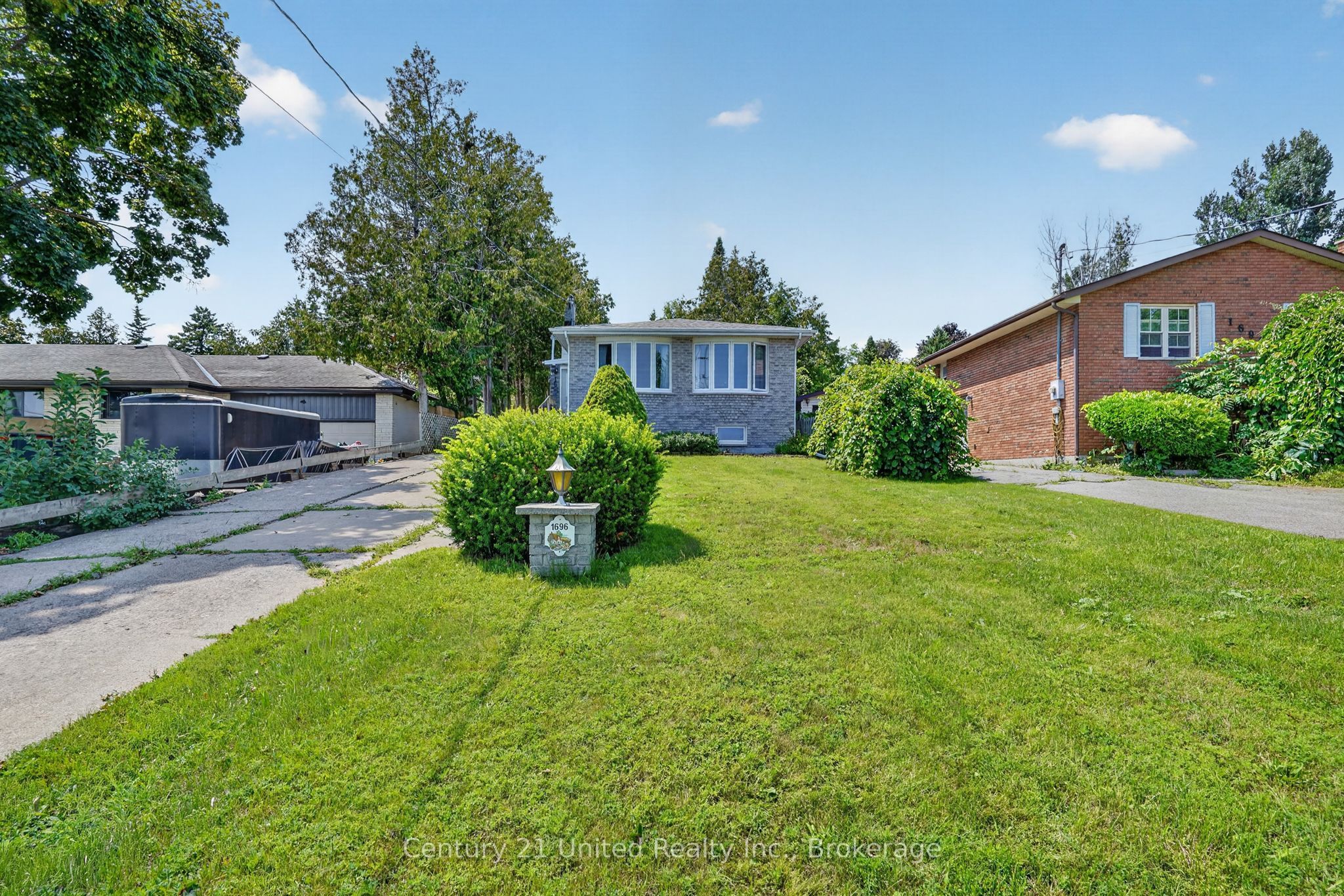 1696 Applewood Crescent Property Photo 1