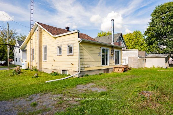 24 Mechanic Street W Property Photo 4