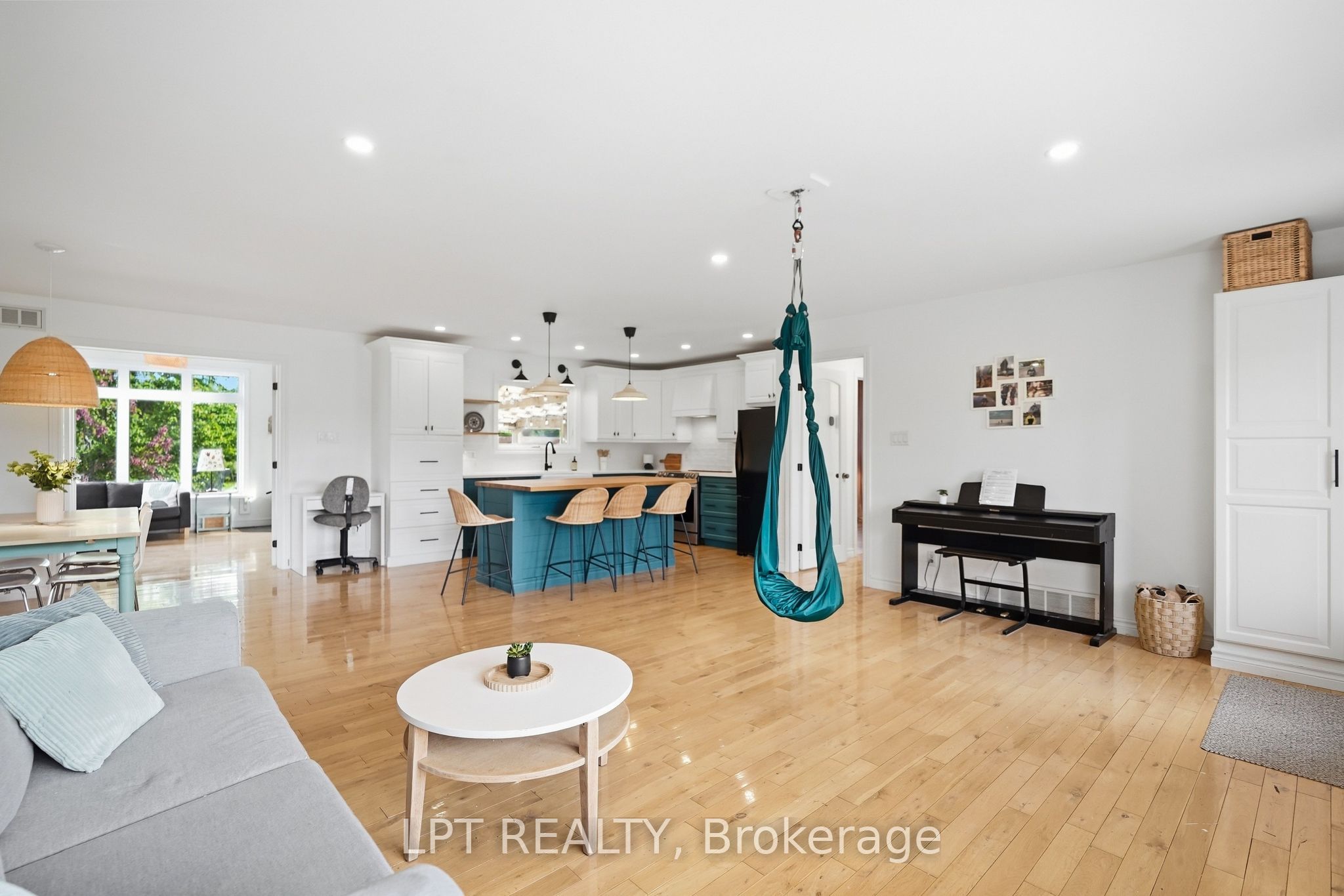 20375 Dunvegan Road E Property Photo 6