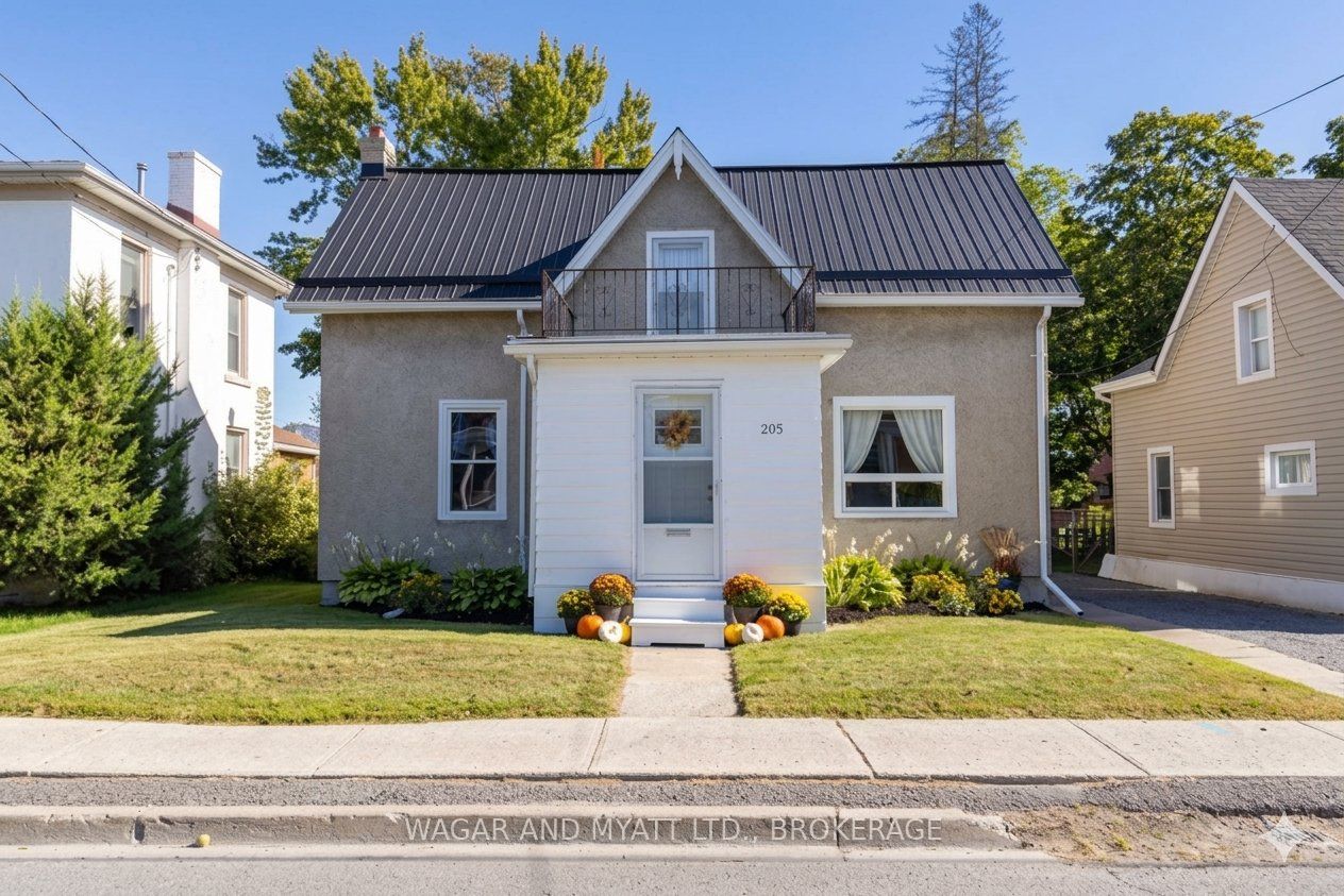 205 Centre Street N Property Photo 1