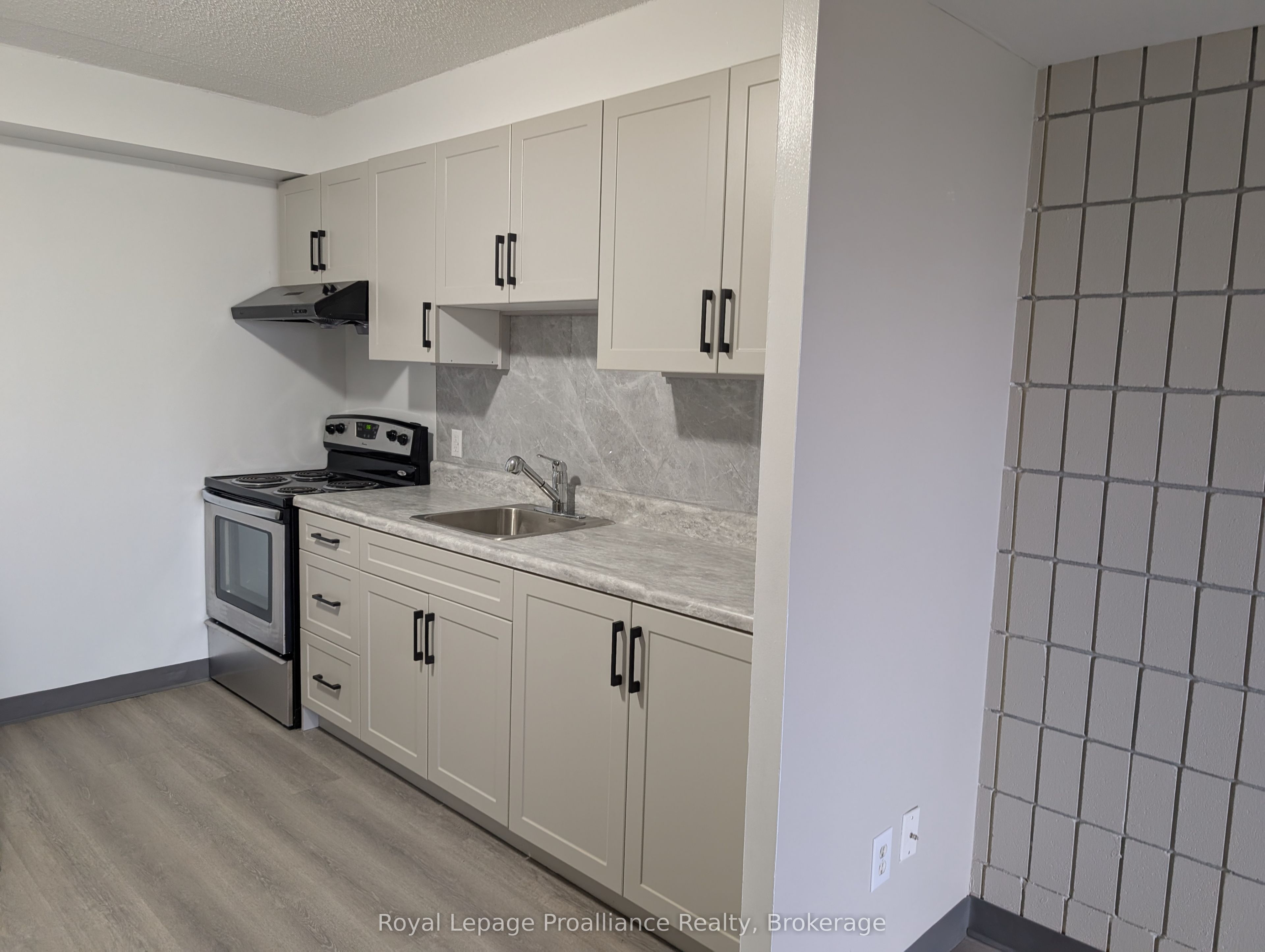 1837 Lansdowne Street W 4 Property Photo 3