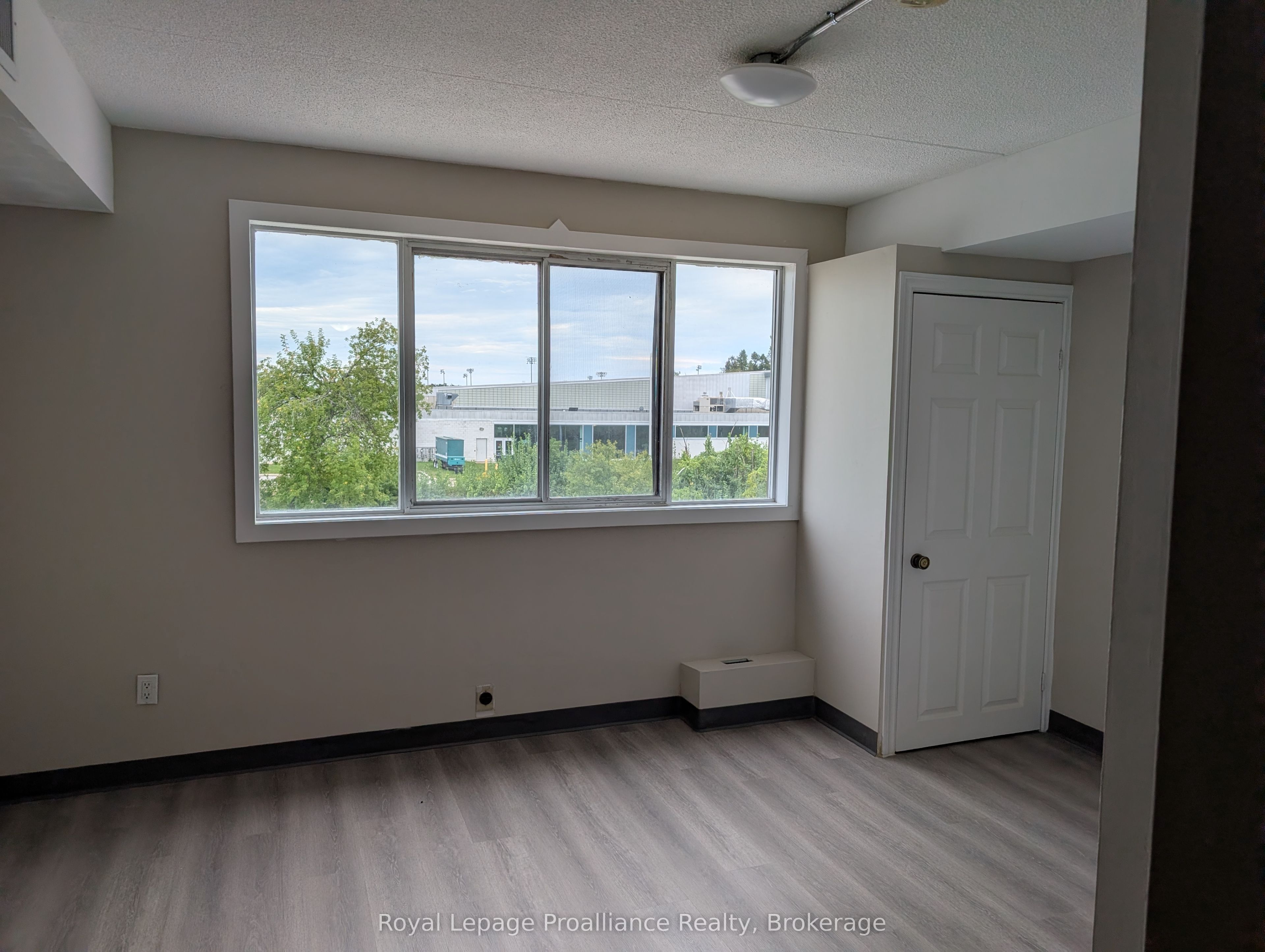 1837 Lansdowne Street W 4 Property Photo 5