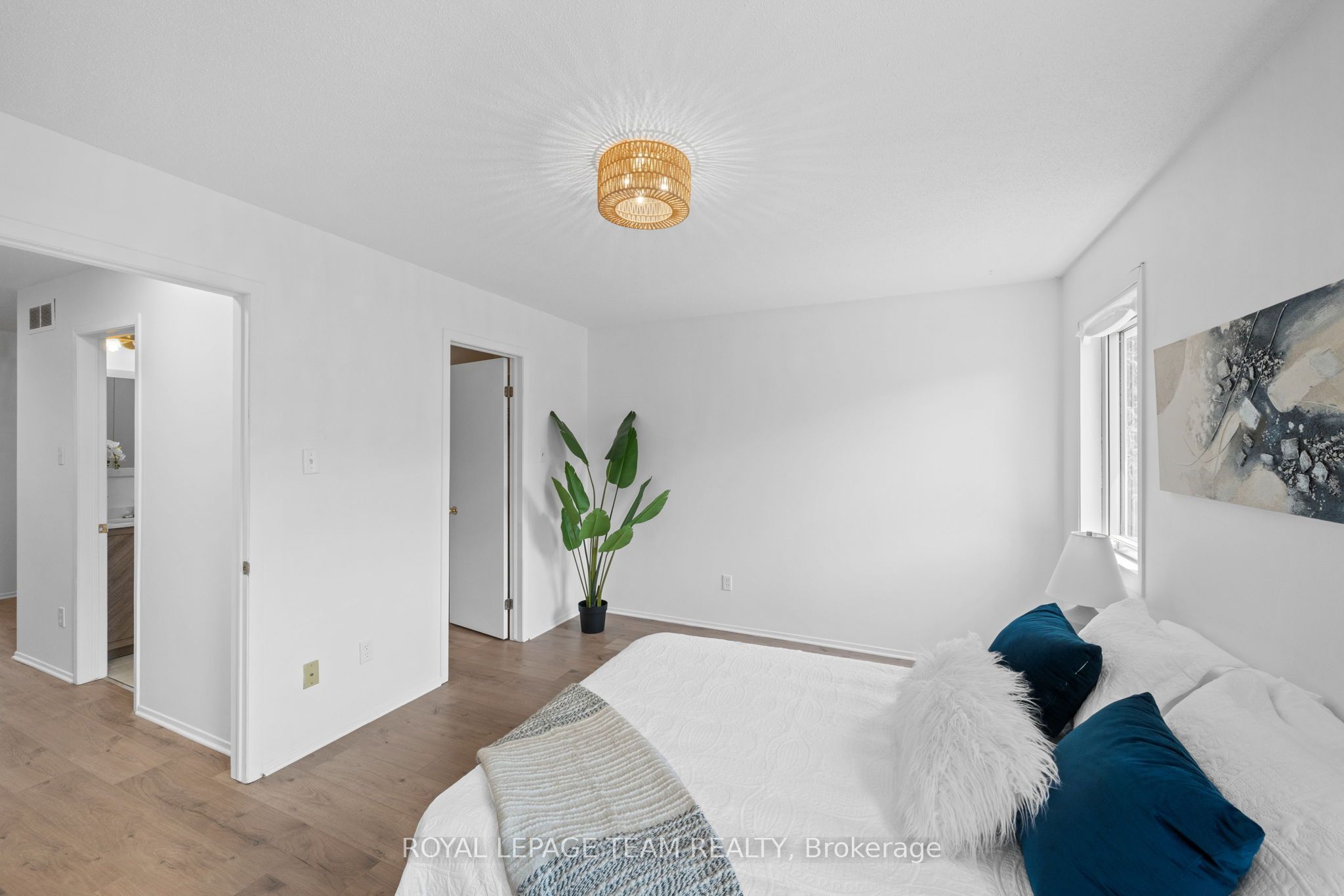 5744 Andrasi Crescent B Property Photo 20