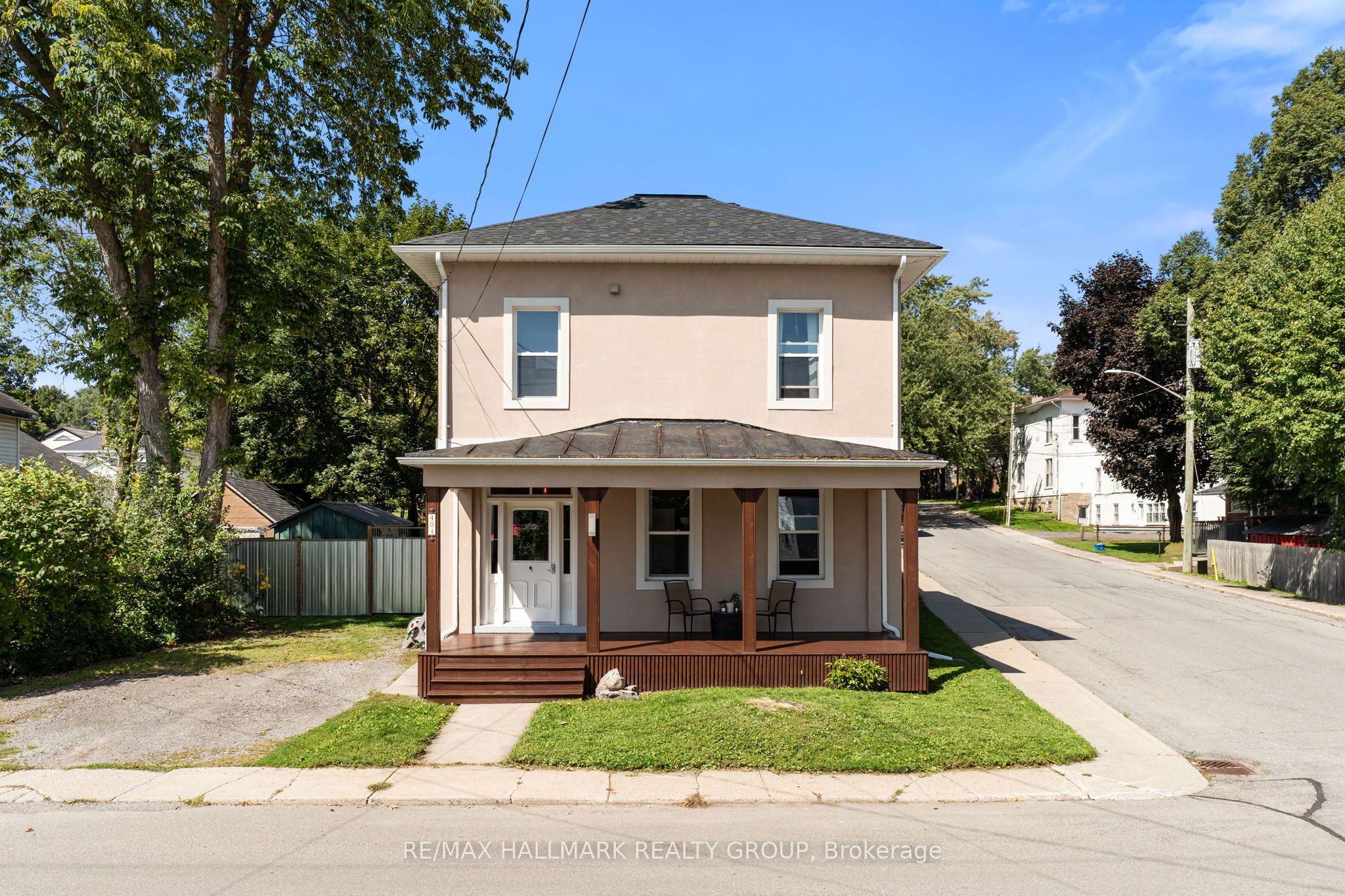 404 Henry Street W Property Photo 2