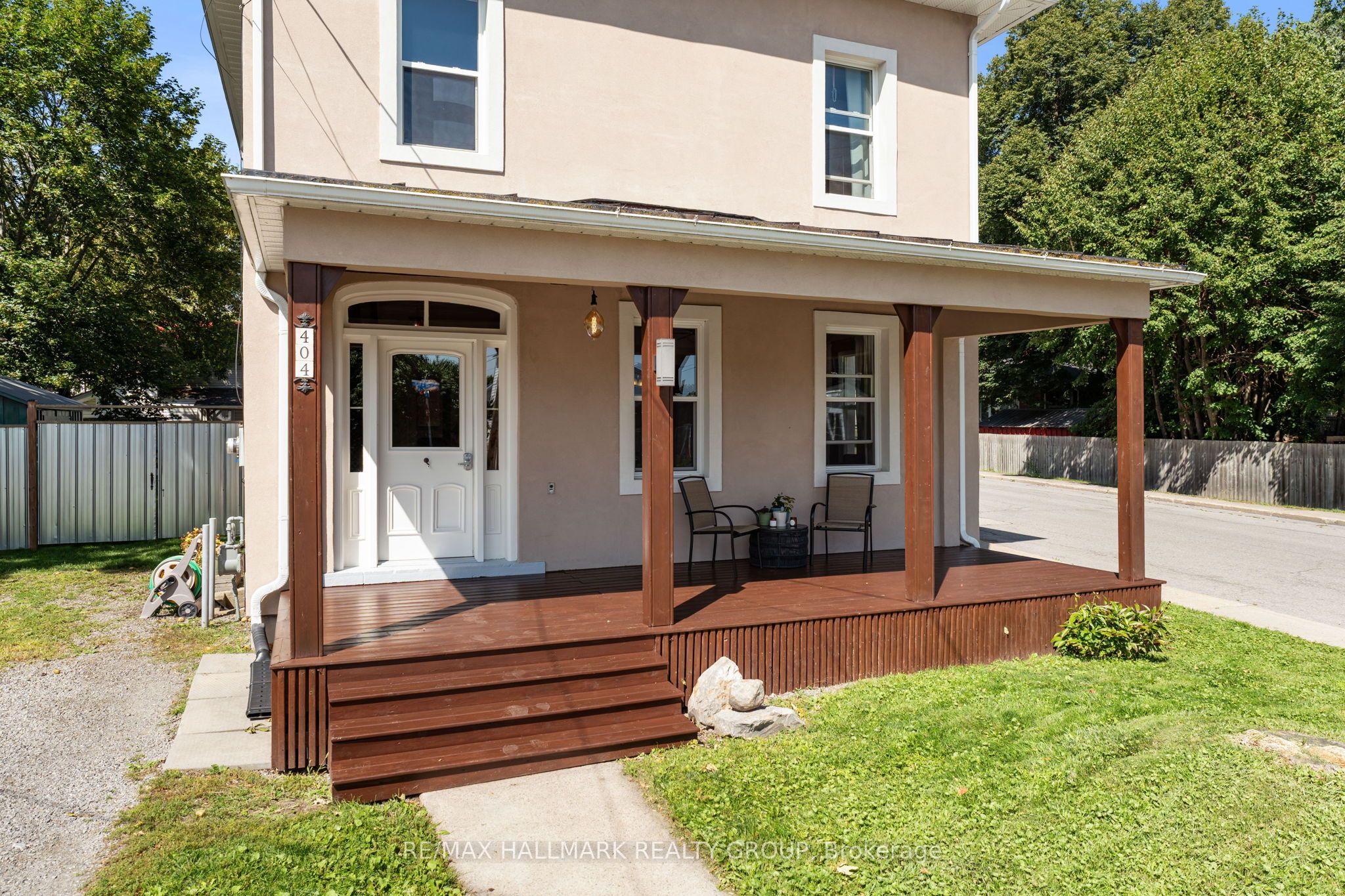 404 Henry Street W Property Photo 3